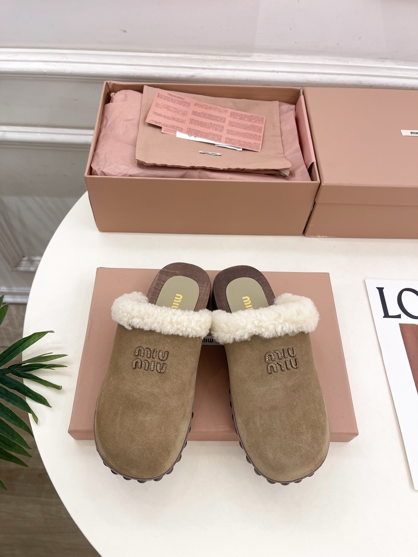 Miu Miu | 缪缪 25𝐬𝐬🖤2025早春新品 专柜主打最新秀款 经典字母木底毛毛穆勒拖鞋 火爆上