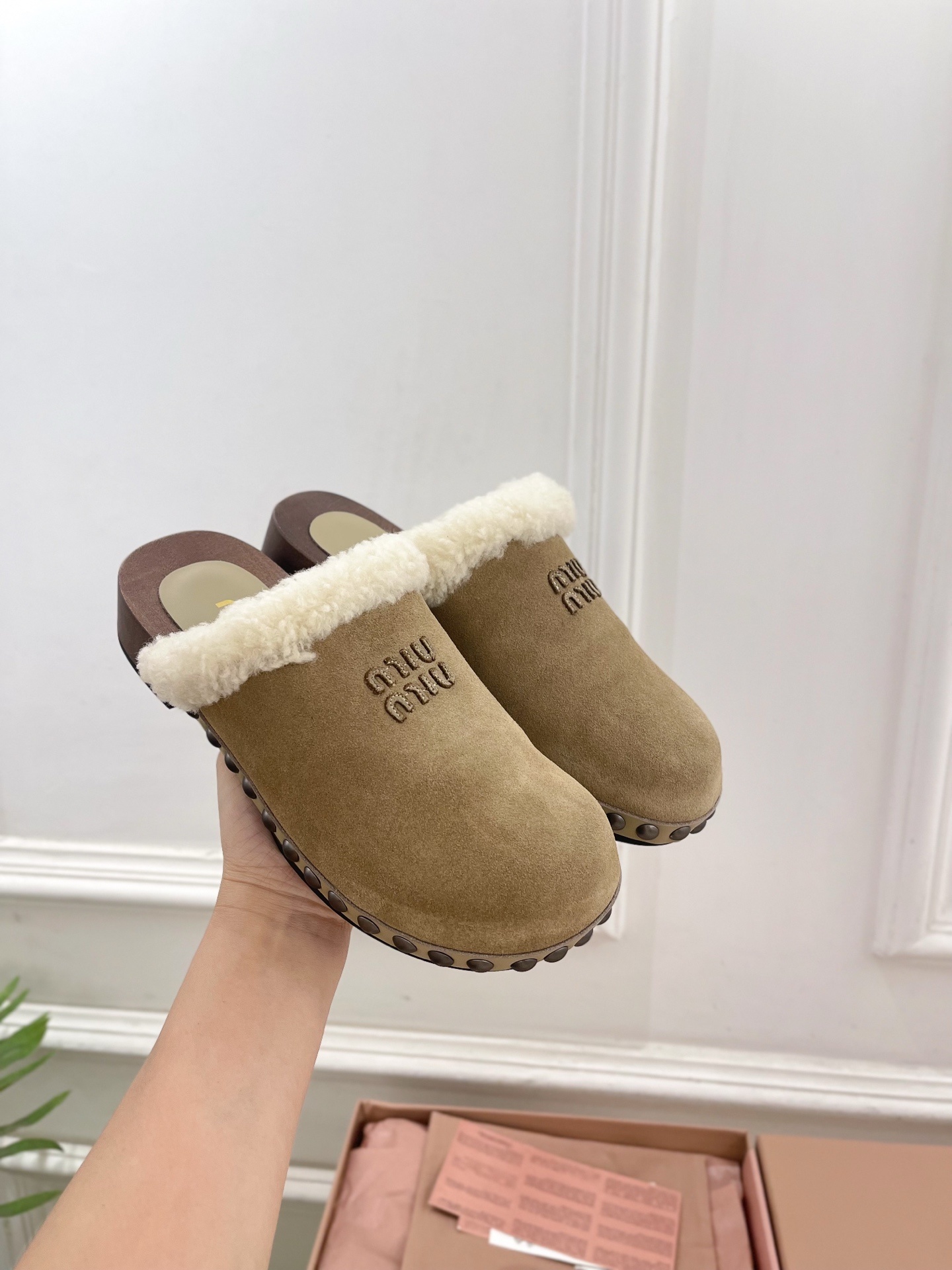 Miu Miu | 缪缪 25𝐬𝐬🖤2025早春新品 专柜主打最新秀款 经典字母木底毛毛穆勒拖鞋 火爆上