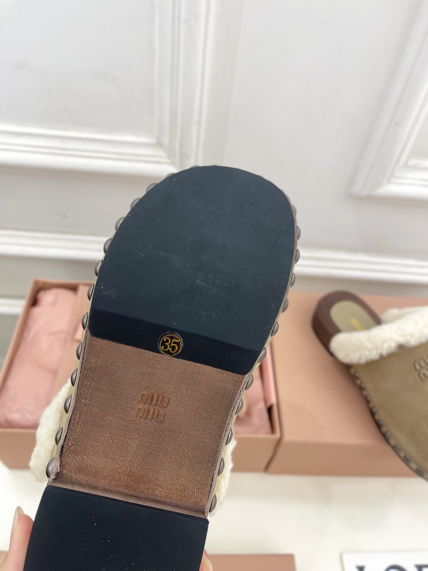 Miu Miu | 缪缪 25𝐬𝐬🖤2025早春新品 专柜主打最新秀款 经典字母木底毛毛穆勒拖鞋 火爆上