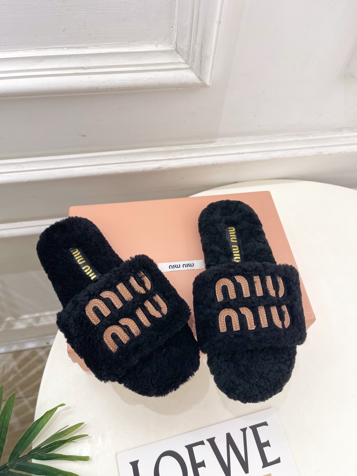 Miu Miu | 缪缪 25𝐬𝐬🖤2025秋冬新品 专柜主打最新秀款 经典字母平底毛毛拖鞋 火爆上新！