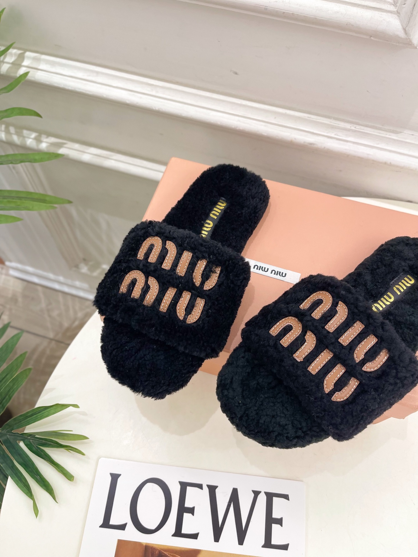 Miu Miu | 缪缪 25𝐬𝐬🖤2025秋冬新品 专柜主打最新秀款 经典字母平底毛毛拖鞋 火爆上新！