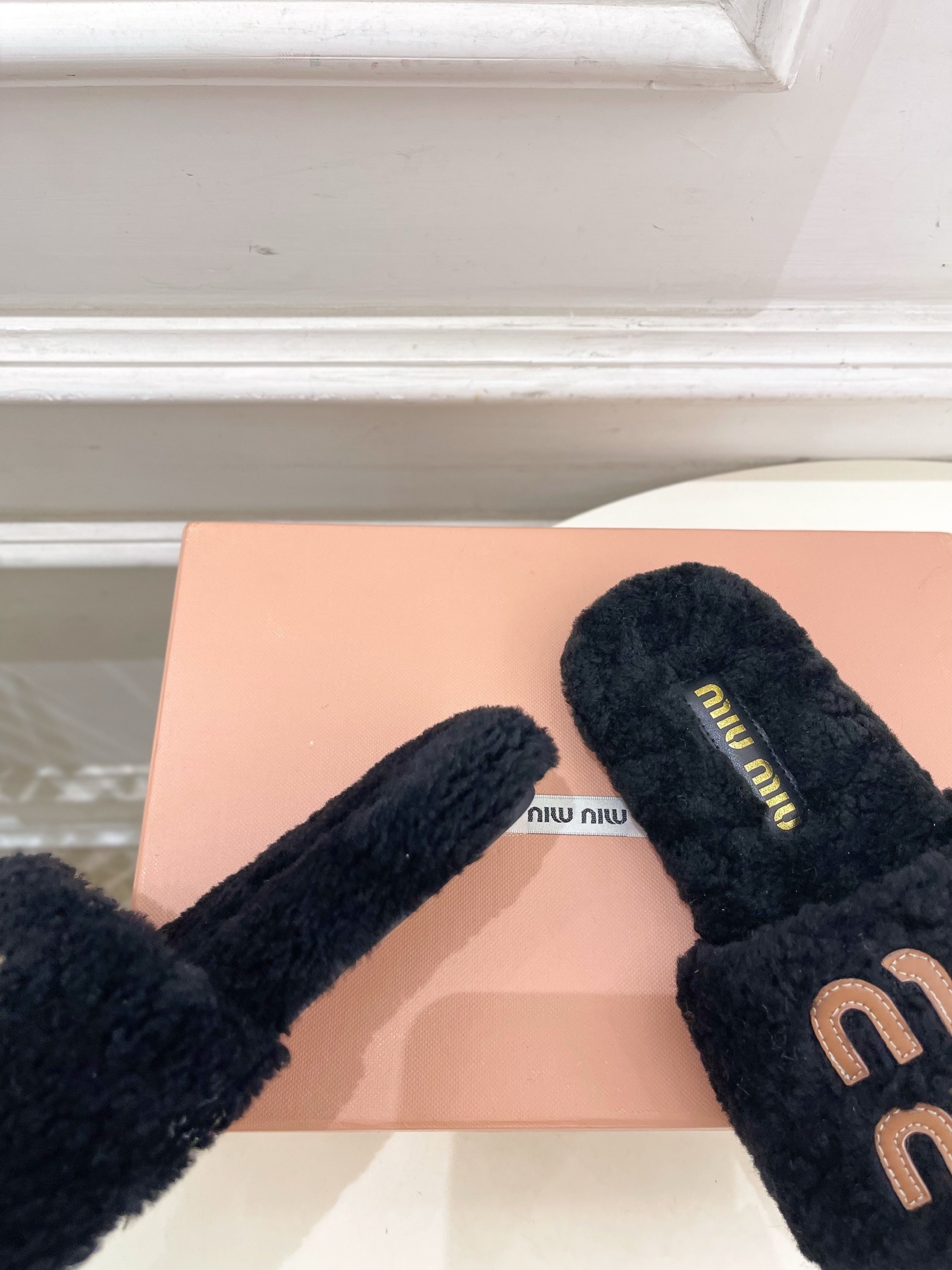 Miu Miu | 缪缪 25𝐬𝐬🖤2025秋冬新品 专柜主打最新秀款 经典字母平底毛毛拖鞋 火爆上新！