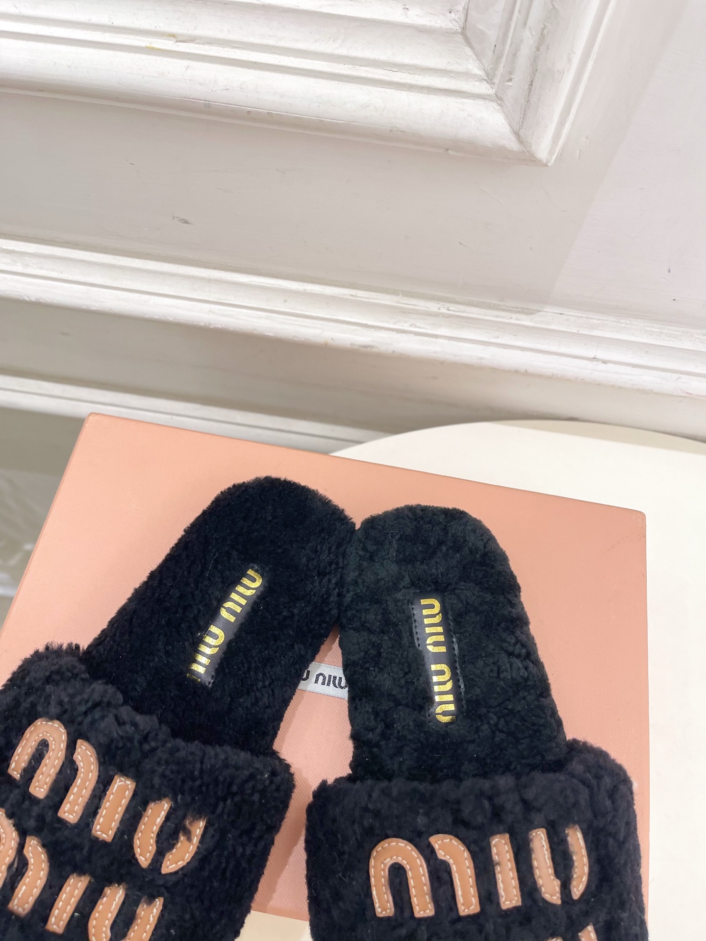 Miu Miu | 缪缪 25𝐬𝐬🖤2025秋冬新品 专柜主打最新秀款 经典字母平底毛毛拖鞋 火爆上新！