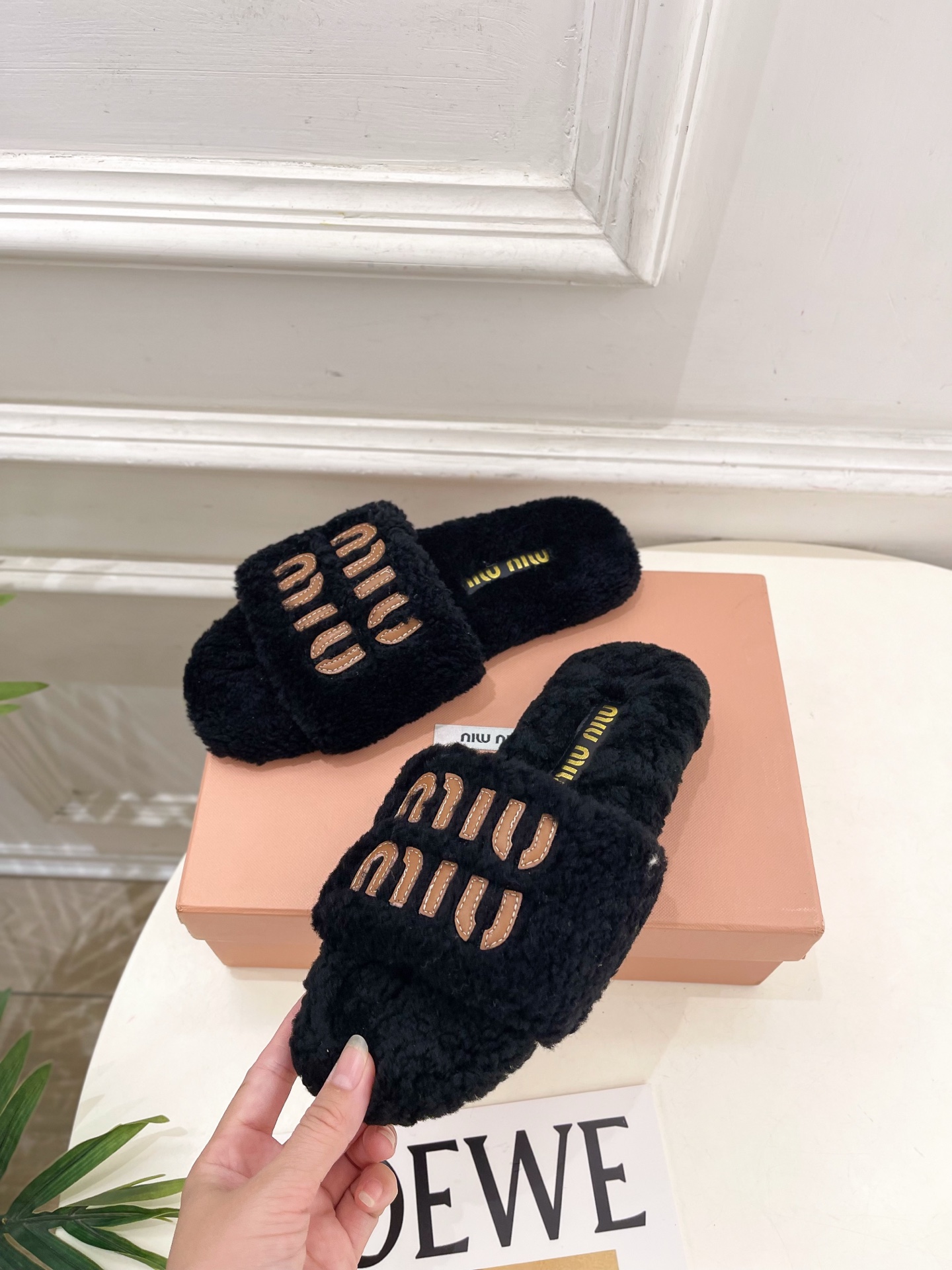 Miu Miu | 缪缪 25𝐬𝐬🖤2025秋冬新品 专柜主打最新秀款 经典字母平底毛毛拖鞋 火爆上新！
