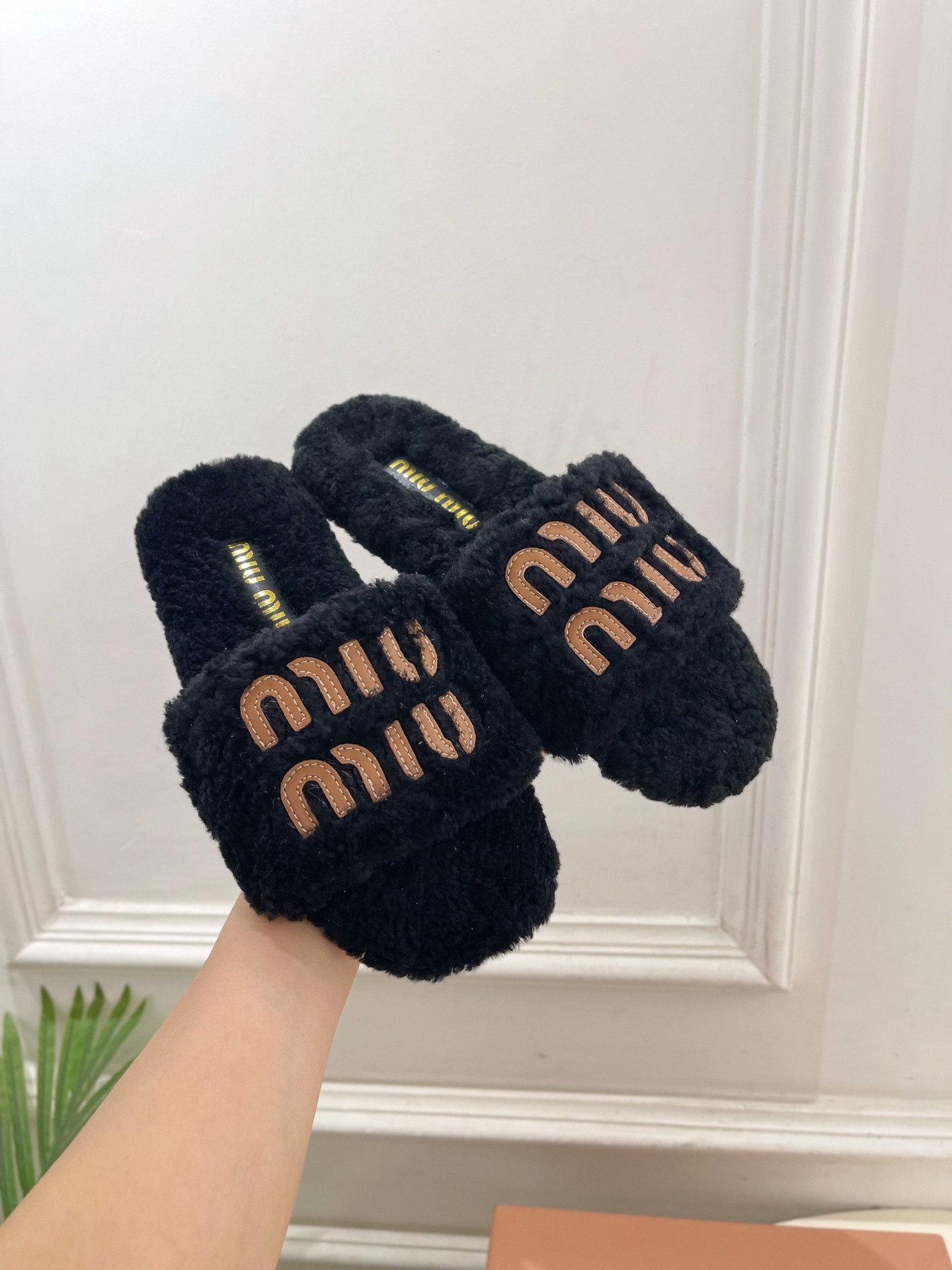 Miu Miu | 缪缪 25𝐬𝐬🖤2025秋冬新品 专柜主打最新秀款 经典字母平底毛毛拖鞋 火爆上新！