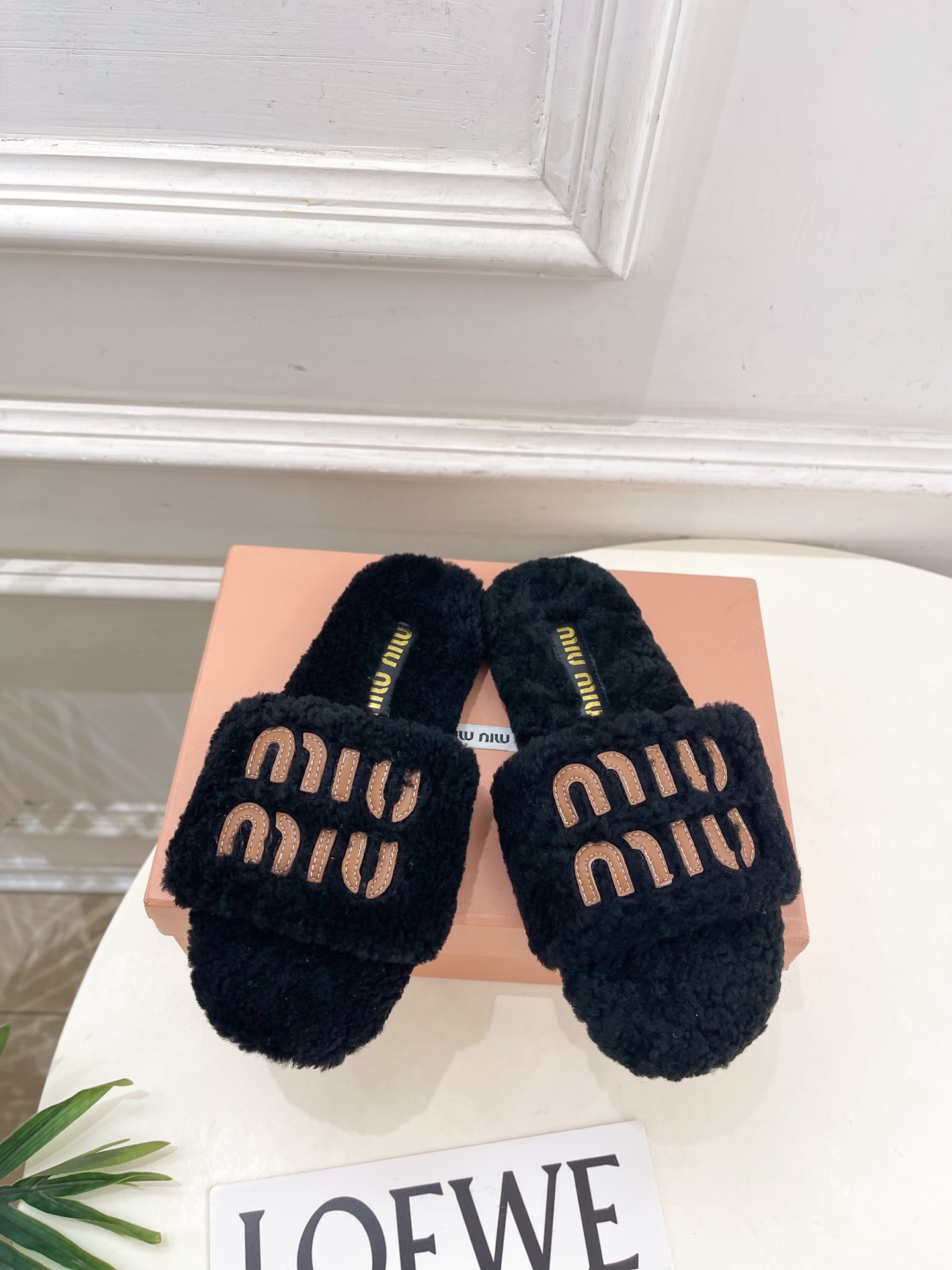 Miu Miu | 缪缪 25𝐬𝐬🖤2025秋冬新品 专柜主打最新秀款 经典字母平底毛毛拖鞋 火爆上新！