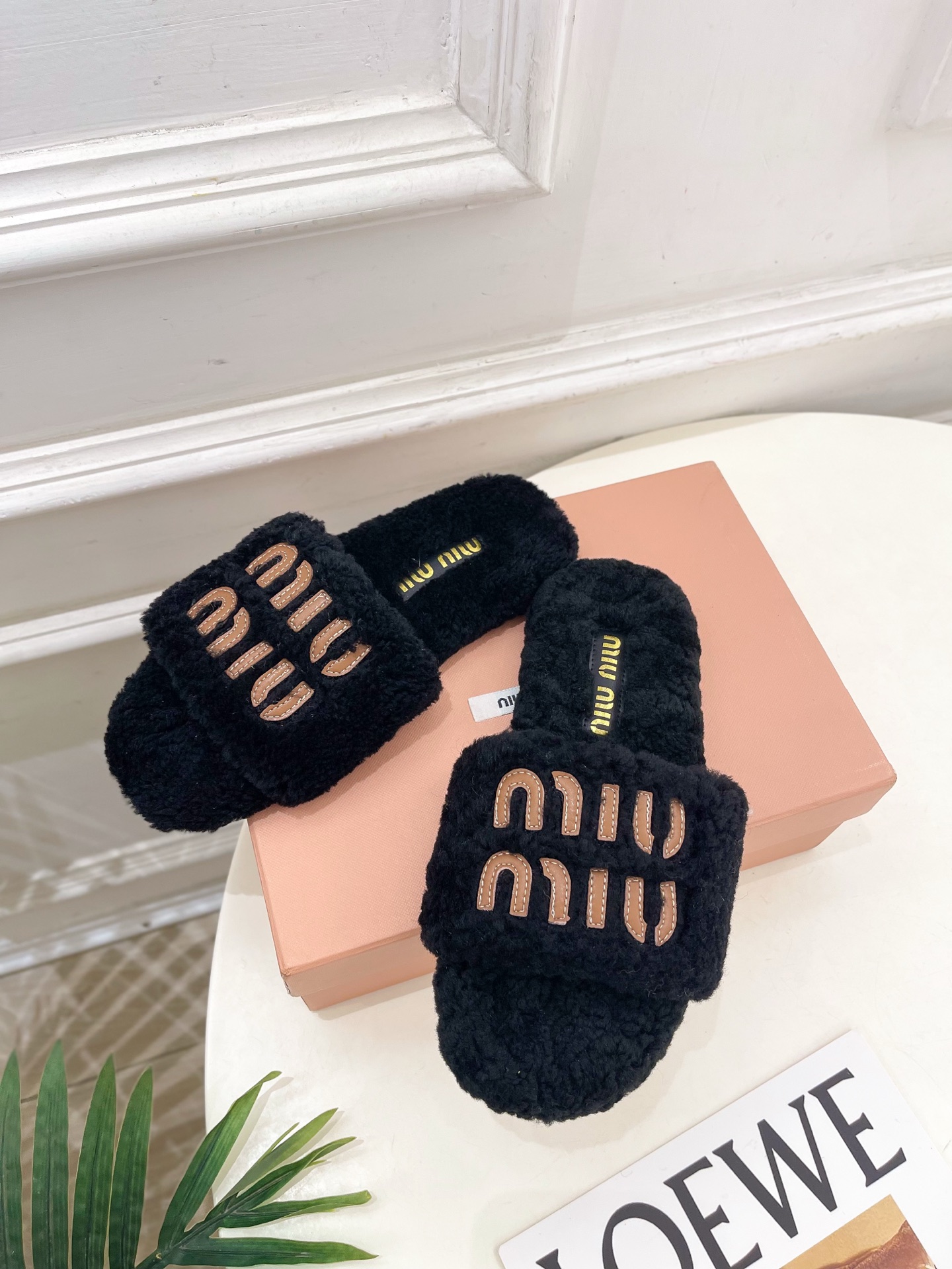 Miu Miu | 缪缪 25𝐬𝐬🖤2025秋冬新品 专柜主打最新秀款 经典字母平底毛毛拖鞋 火爆上新！