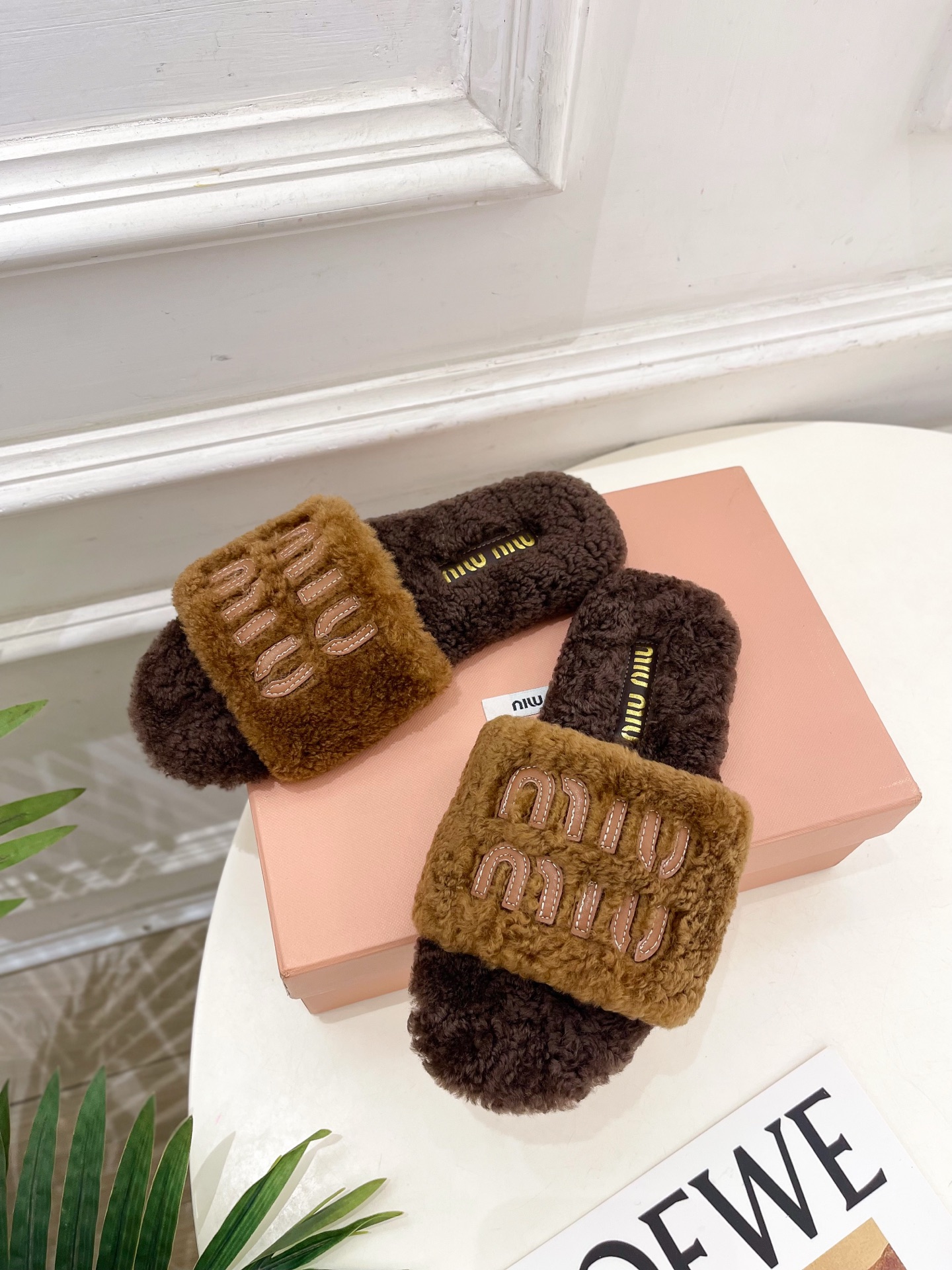 Miu Miu | 缪缪 25𝐬𝐬🖤2025秋冬新品 专柜主打最新秀款 经典字母平底毛毛拖鞋 火爆上新！