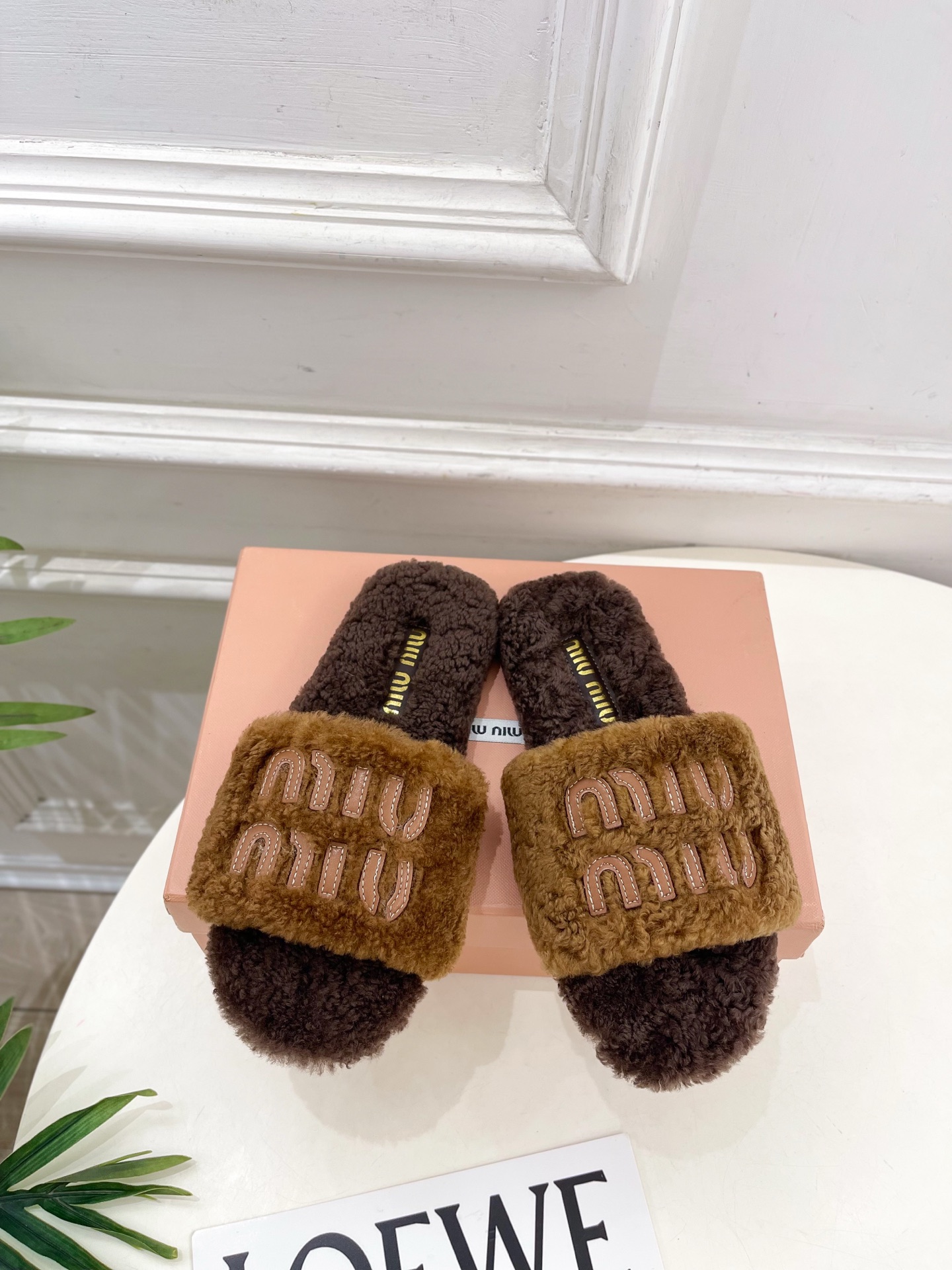 Miu Miu | 缪缪 25𝐬𝐬🖤2025秋冬新品 专柜主打最新秀款 经典字母平底毛毛拖鞋 火爆上新！