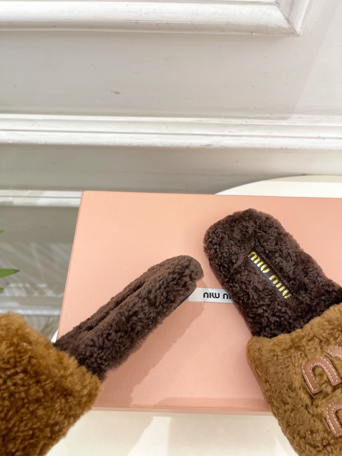 Miu Miu | 缪缪 25𝐬𝐬🖤2025秋冬新品 专柜主打最新秀款 经典字母平底毛毛拖鞋 火爆上新！