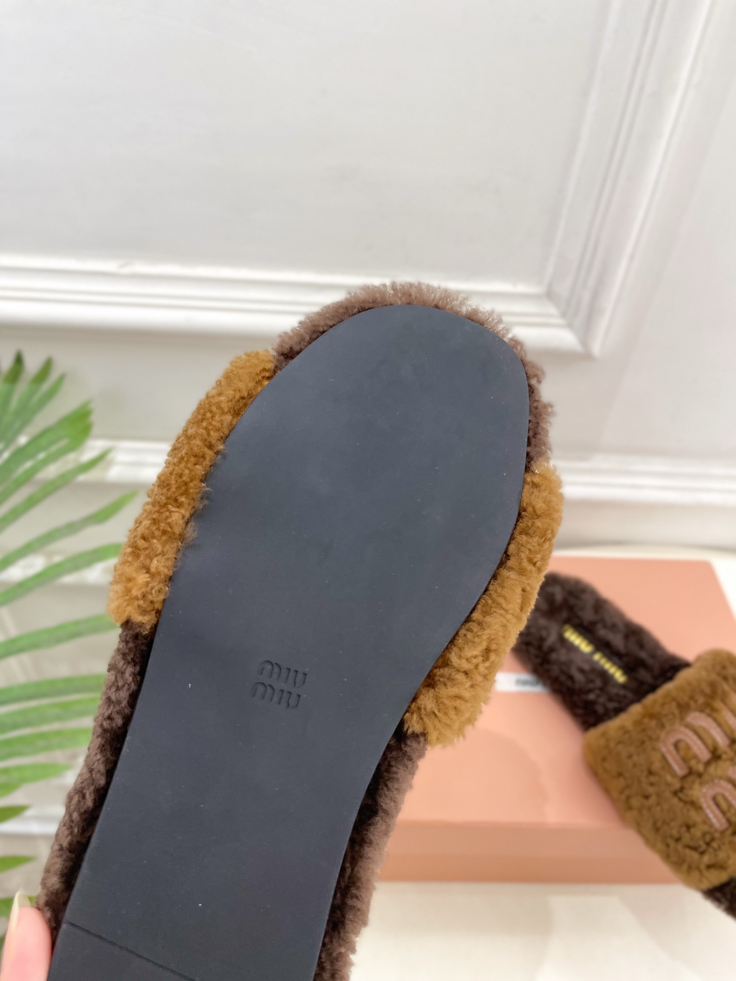 Miu Miu | 缪缪 25𝐬𝐬🖤2025秋冬新品 专柜主打最新秀款 经典字母平底毛毛拖鞋 火爆上新！