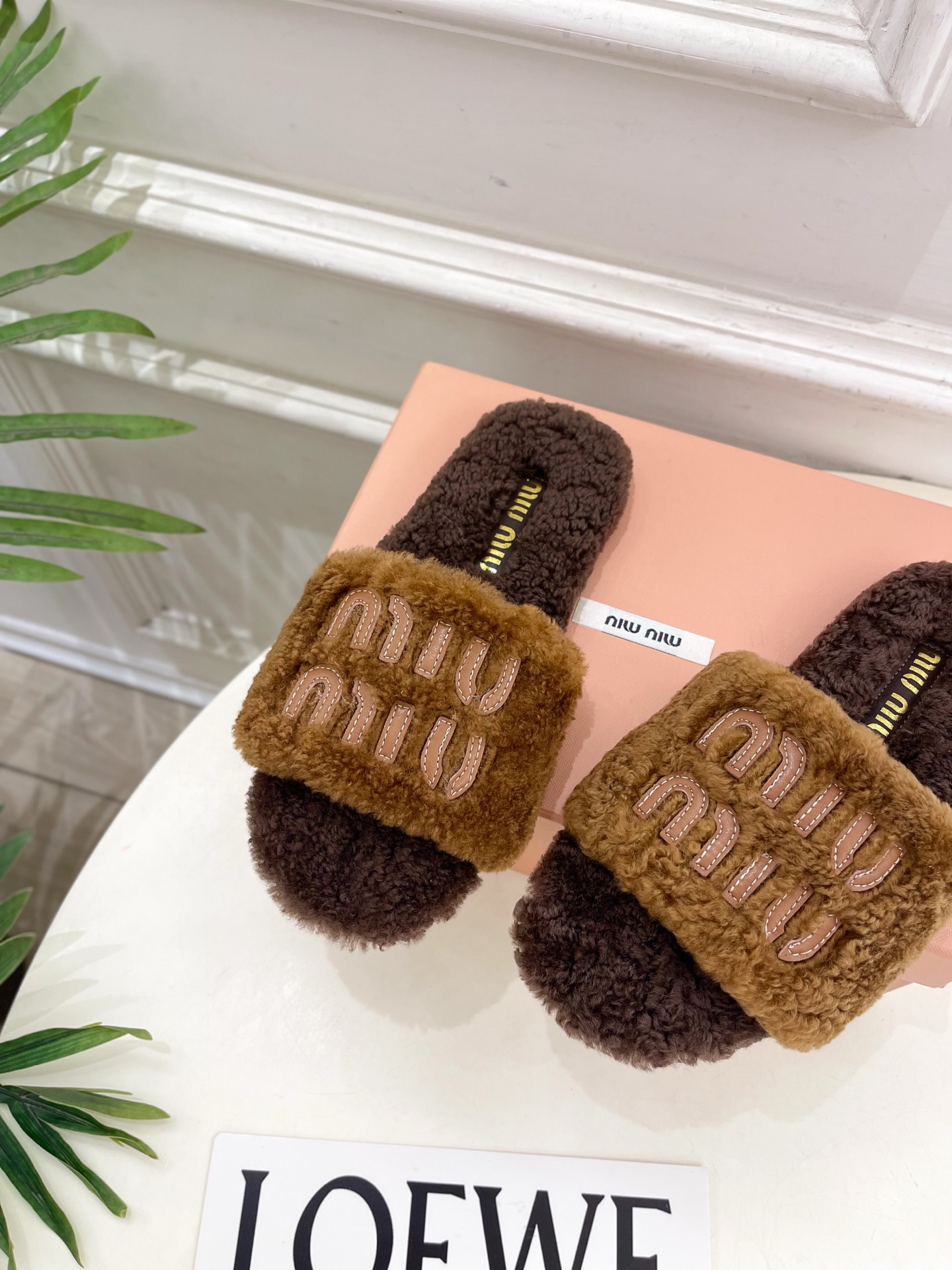 Miu Miu | 缪缪 25𝐬𝐬🖤2025秋冬新品 专柜主打最新秀款 经典字母平底毛毛拖鞋 火爆上新！