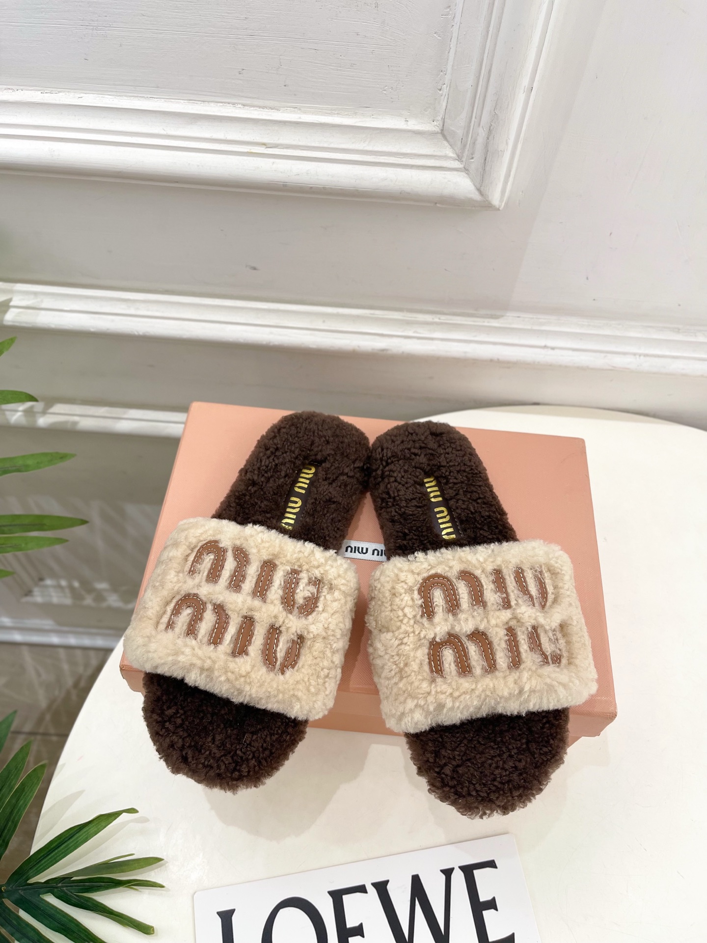 Miu Miu | 缪缪 25𝐬𝐬🖤2025秋冬新品 专柜主打最新秀款 经典字母平底毛毛拖鞋 火爆上新！