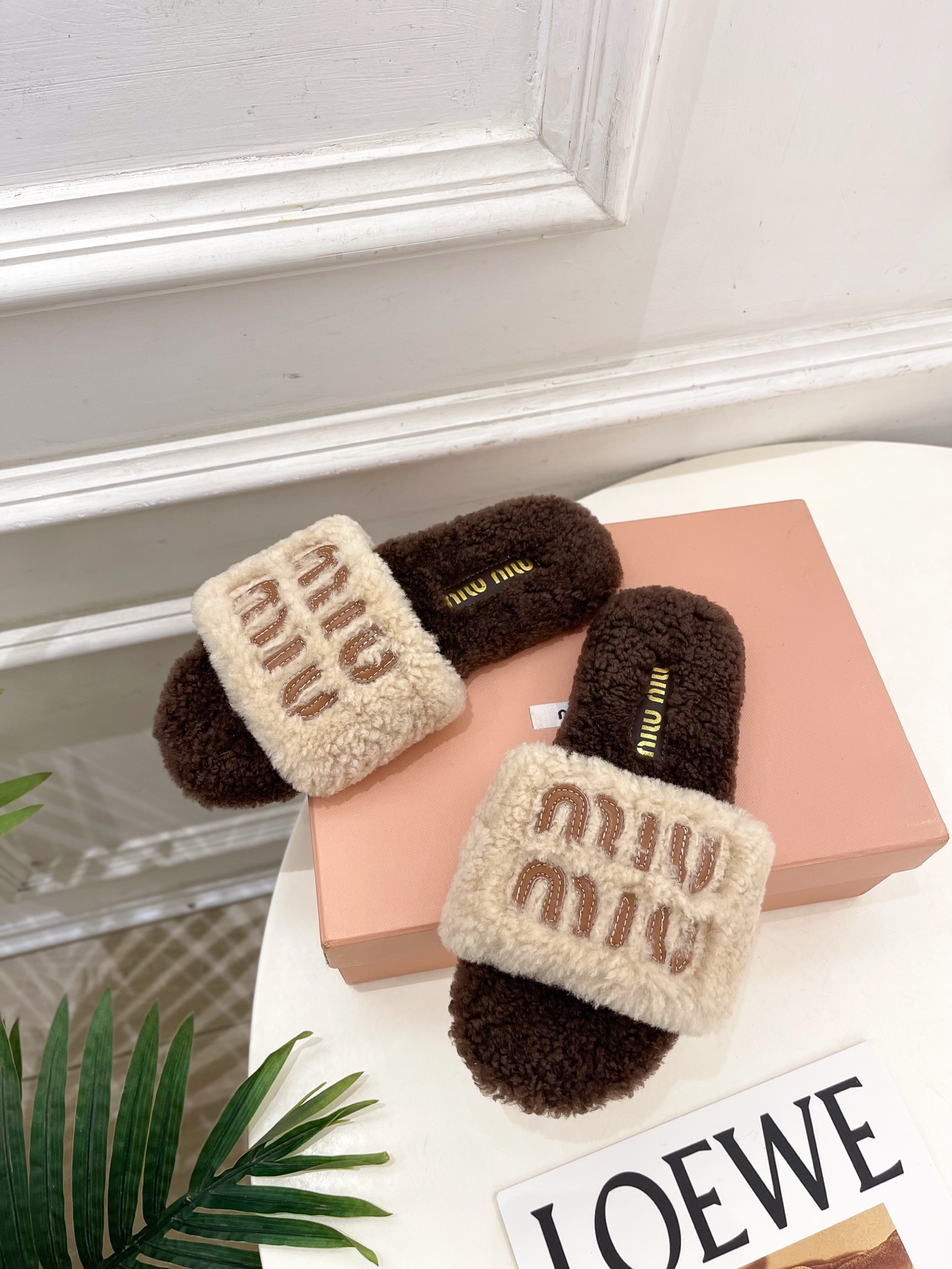 Miu Miu | 缪缪 25𝐬𝐬🖤2025秋冬新品 专柜主打最新秀款 经典字母平底毛毛拖鞋 火爆上新！