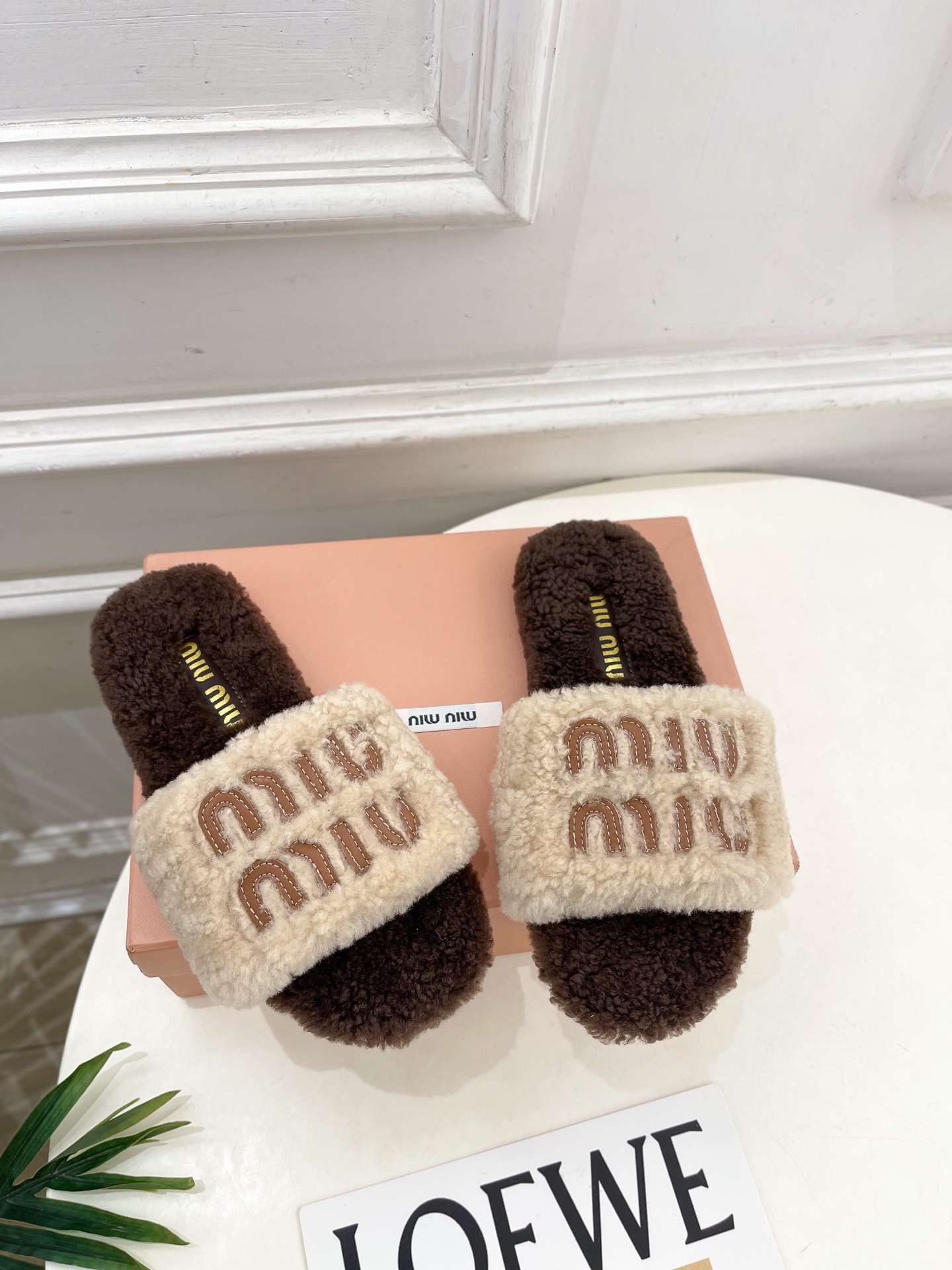 Miu Miu | 缪缪 25𝐬𝐬🖤2025秋冬新品 专柜主打最新秀款 经典字母平底毛毛拖鞋 火爆上新！