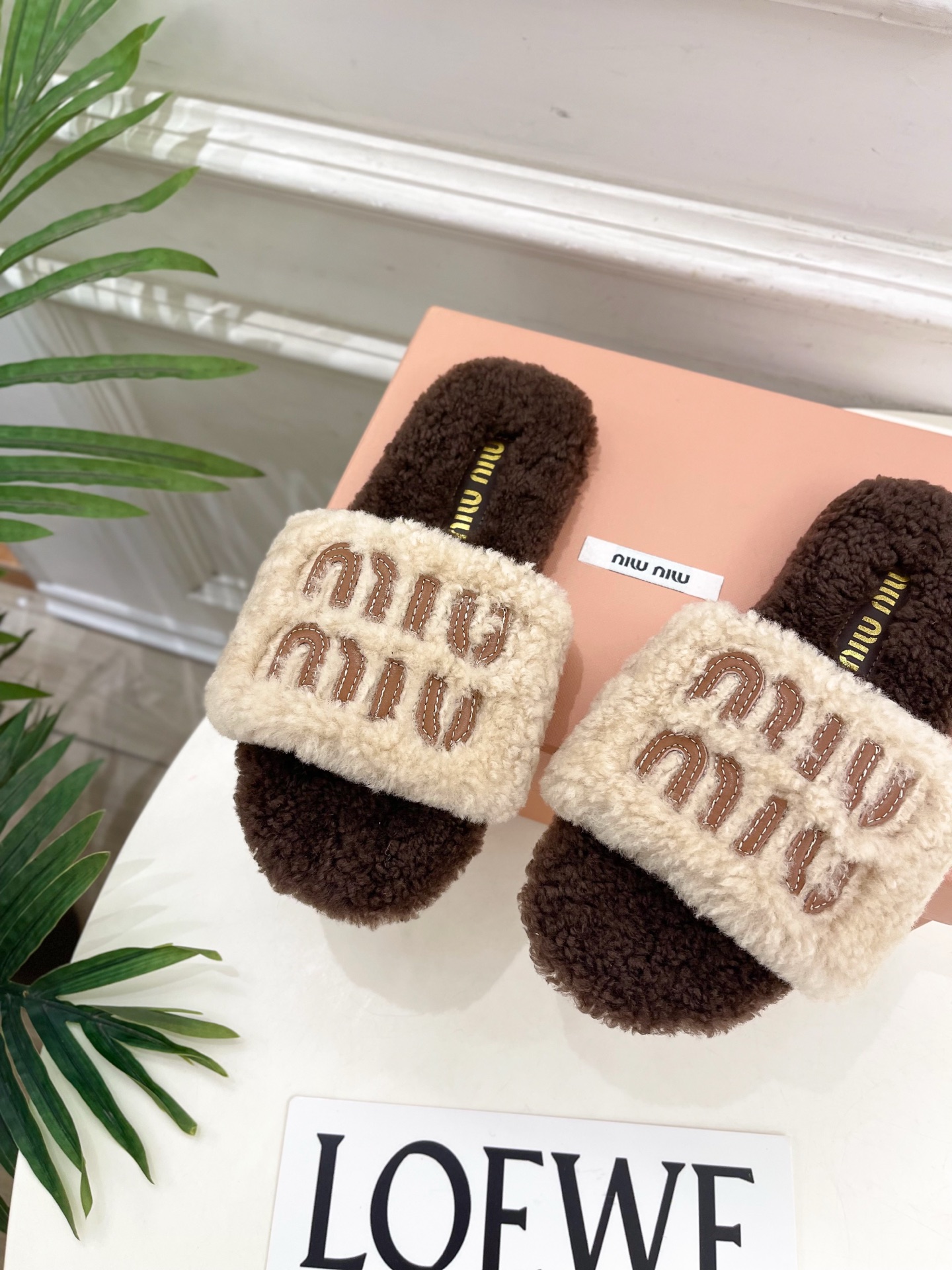 Miu Miu | 缪缪 25𝐬𝐬🖤2025秋冬新品 专柜主打最新秀款 经典字母平底毛毛拖鞋 火爆上新！