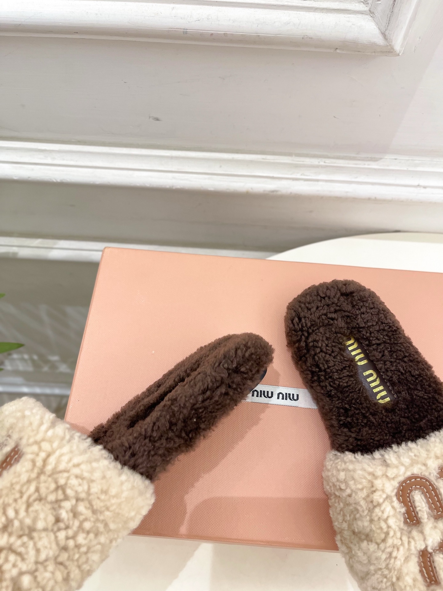 Miu Miu | 缪缪 25𝐬𝐬🖤2025秋冬新品 专柜主打最新秀款 经典字母平底毛毛拖鞋 火爆上新！