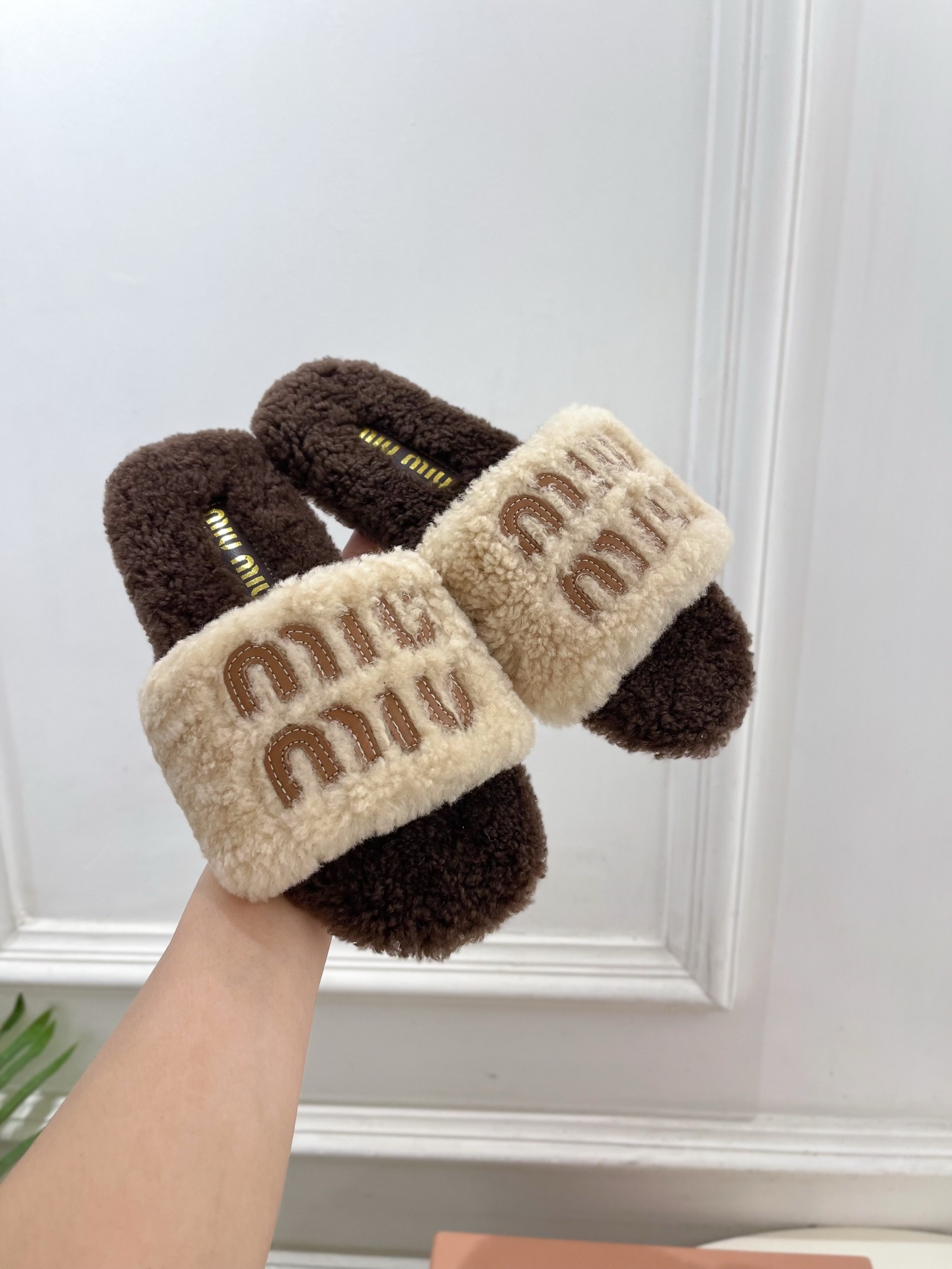 Miu Miu | 缪缪 25𝐬𝐬🖤2025秋冬新品 专柜主打最新秀款 经典字母平底毛毛拖鞋 火爆上新！