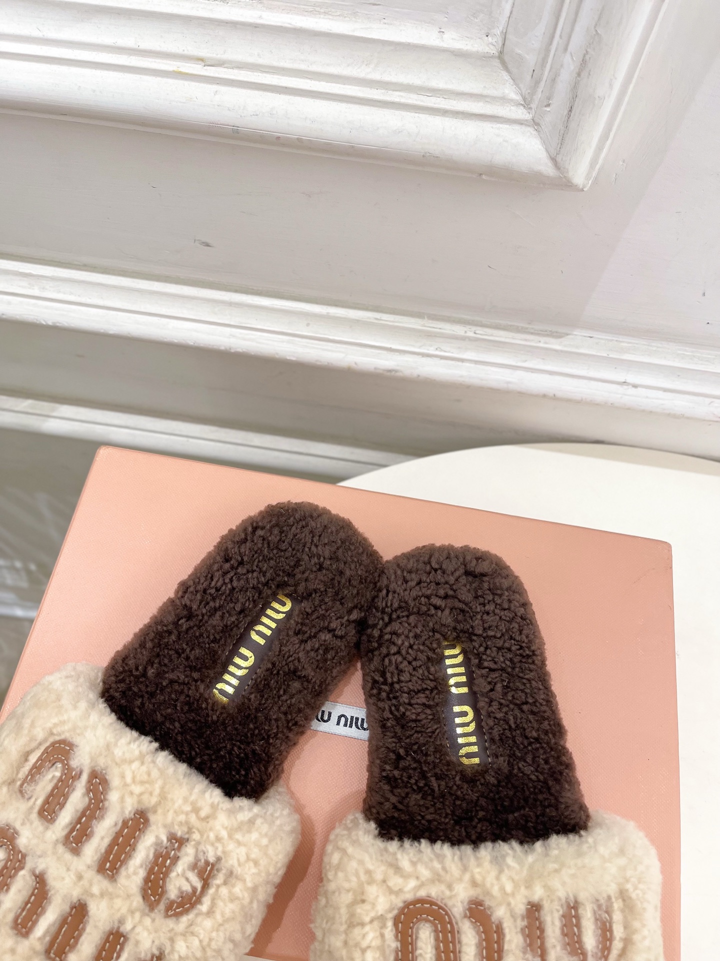 Miu Miu | 缪缪 25𝐬𝐬🖤2025秋冬新品 专柜主打最新秀款 经典字母平底毛毛拖鞋 火爆上新！