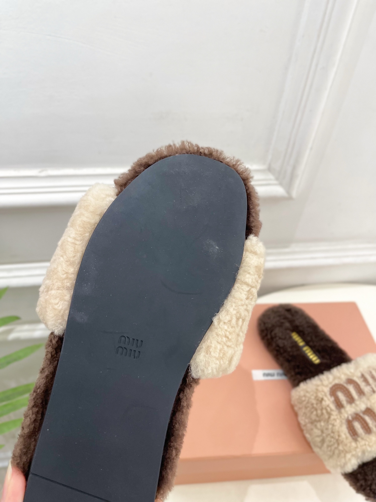 Miu Miu | 缪缪 25𝐬𝐬🖤2025秋冬新品 专柜主打最新秀款 经典字母平底毛毛拖鞋 火爆上新！