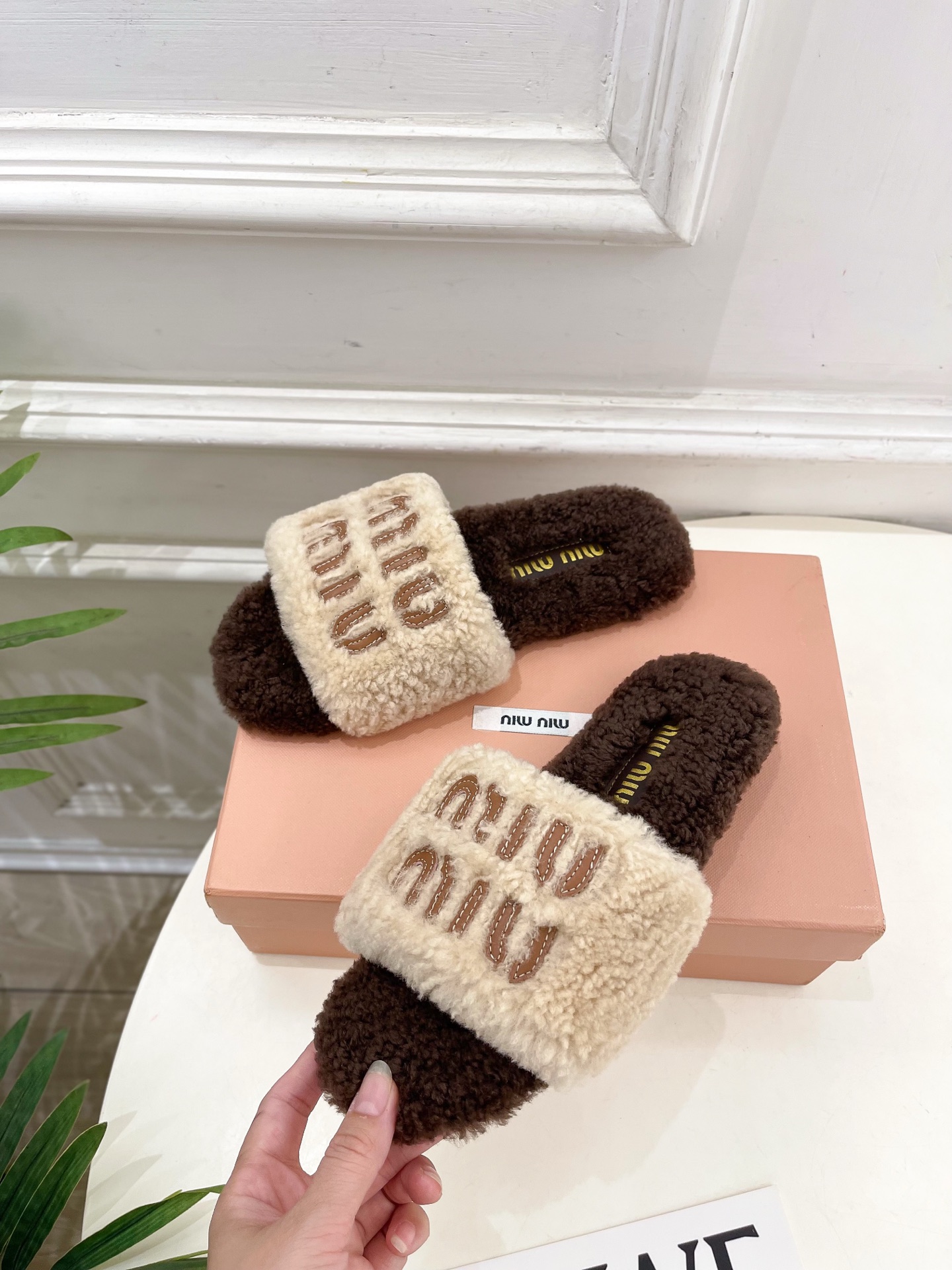 Miu Miu | 缪缪 25𝐬𝐬🖤2025秋冬新品 专柜主打最新秀款 经典字母平底毛毛拖鞋 火爆上新！