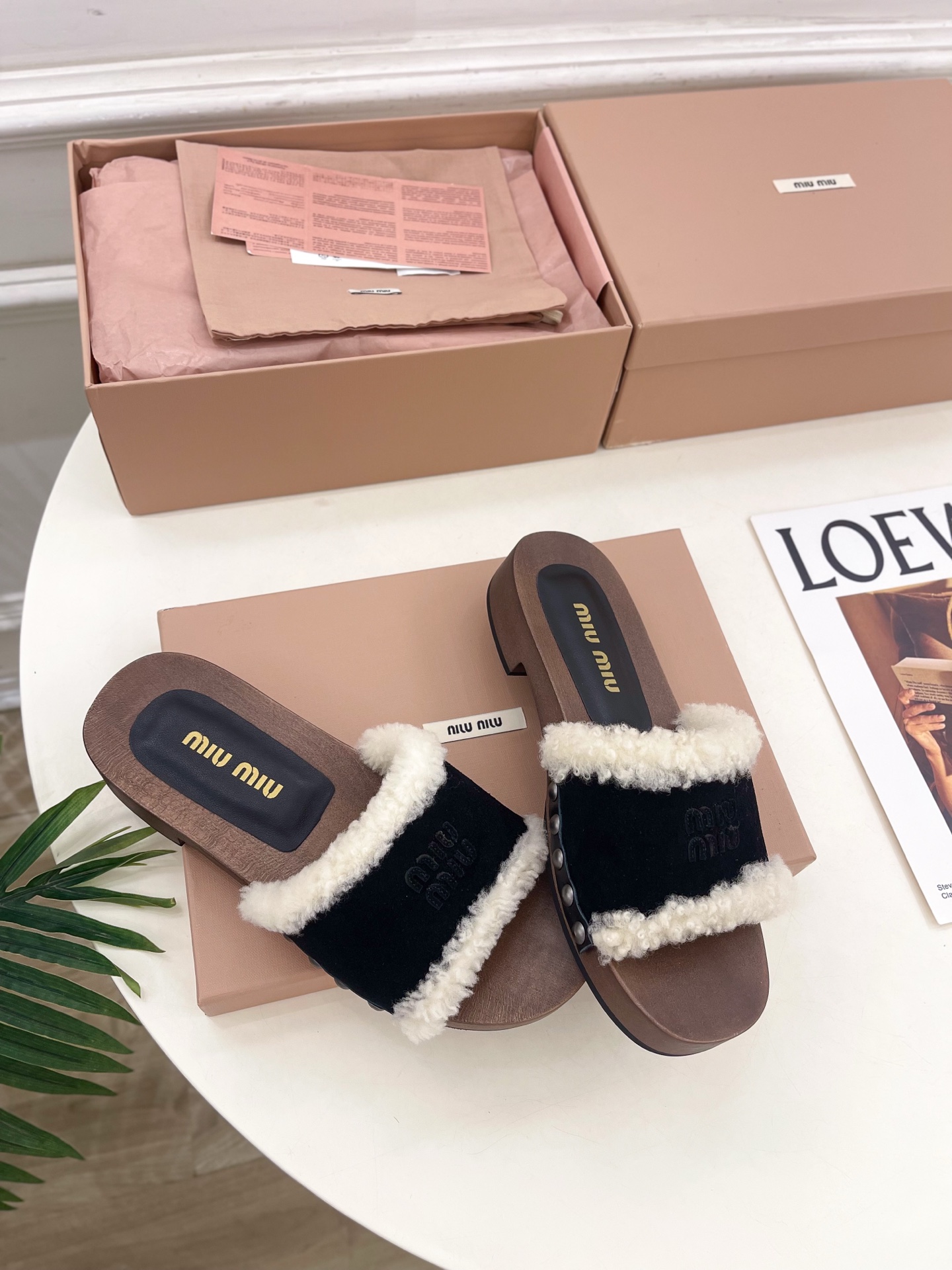 Miu Miu | 缪缪 25𝐬𝐬🖤2025早春新品 专柜主打最新秀款 经典字母木底毛毛拖鞋 火爆上新！