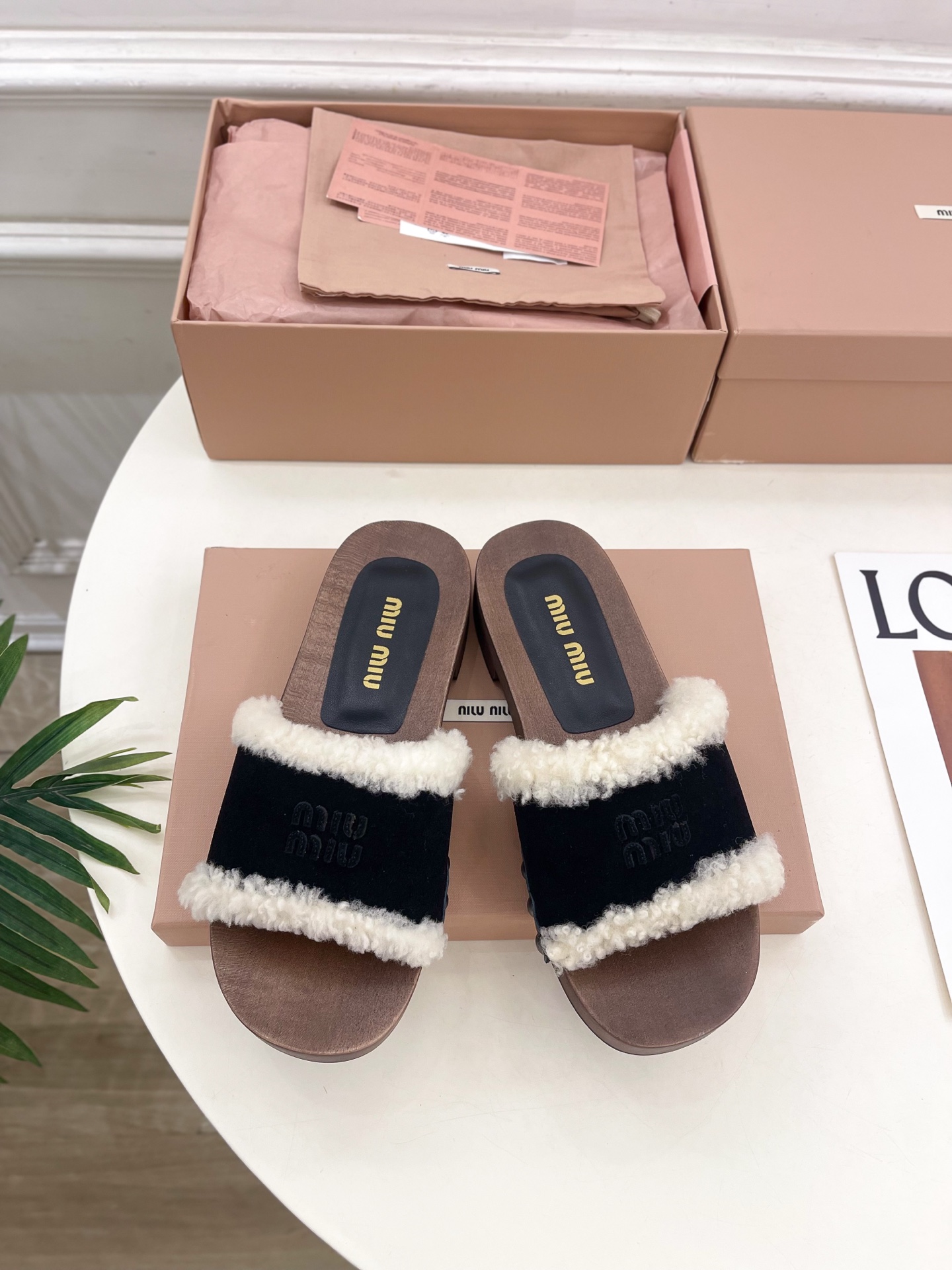 Miu Miu | 缪缪 25𝐬𝐬🖤2025早春新品 专柜主打最新秀款 经典字母木底毛毛拖鞋 火爆上新！