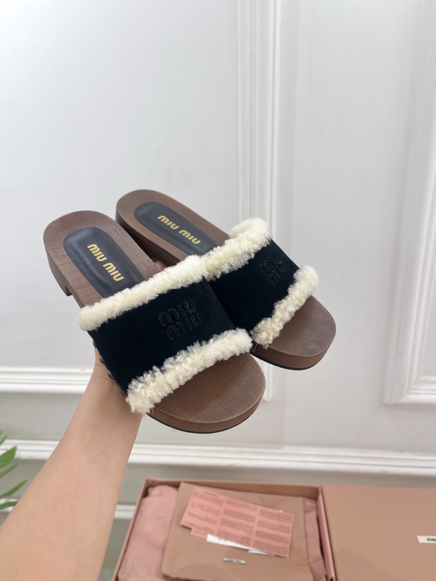 Miu Miu | 缪缪 25𝐬𝐬🖤2025早春新品 专柜主打最新秀款 经典字母木底毛毛拖鞋 火爆上新！