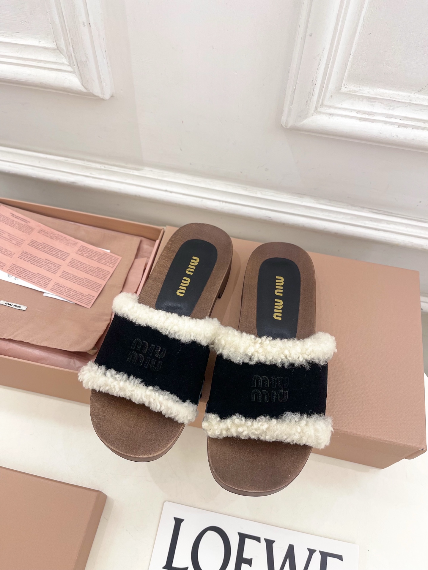 Miu Miu | 缪缪 25𝐬𝐬🖤2025早春新品 专柜主打最新秀款 经典字母木底毛毛拖鞋 火爆上新！