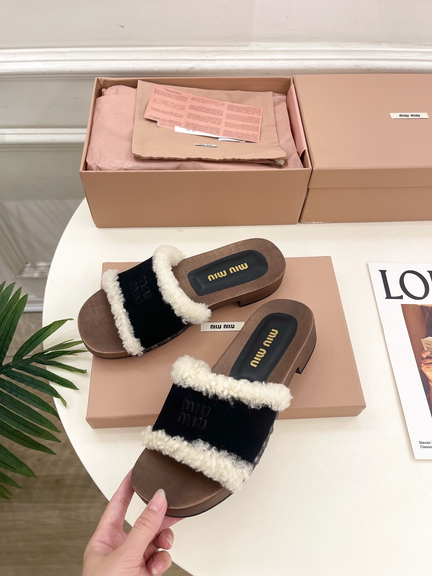 Miu Miu | 缪缪 25𝐬𝐬🖤2025早春新品 专柜主打最新秀款 经典字母木底毛毛拖鞋 火爆上新！