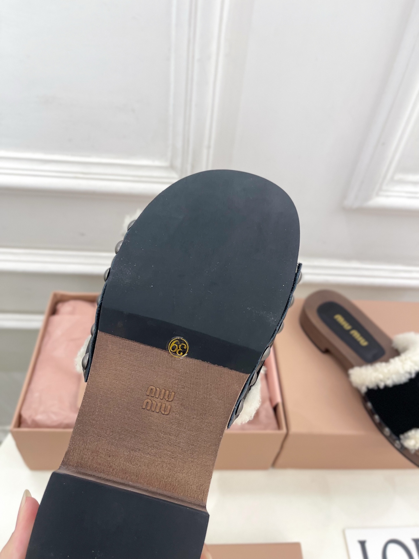 Miu Miu | 缪缪 25𝐬𝐬🖤2025早春新品 专柜主打最新秀款 经典字母木底毛毛拖鞋 火爆上新！
