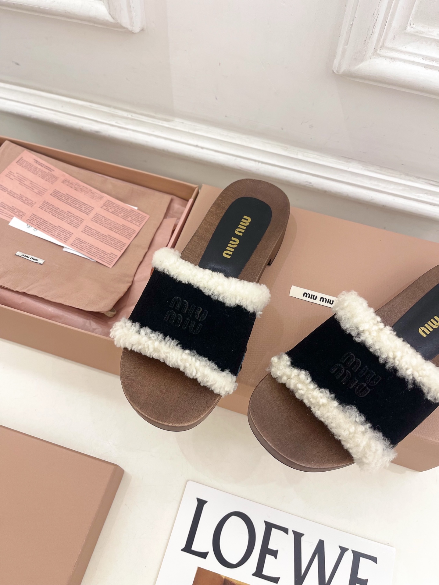 Miu Miu | 缪缪 25𝐬𝐬🖤2025早春新品 专柜主打最新秀款 经典字母木底毛毛拖鞋 火爆上新！
