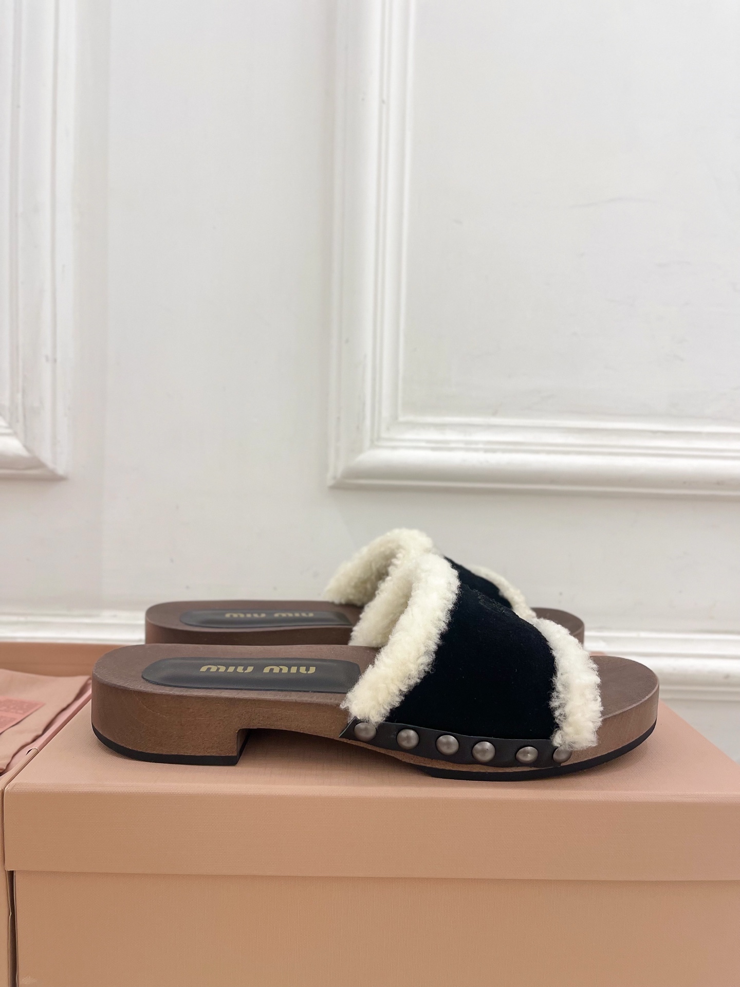 Miu Miu | 缪缪 25𝐬𝐬🖤2025早春新品 专柜主打最新秀款 经典字母木底毛毛拖鞋 火爆上新！