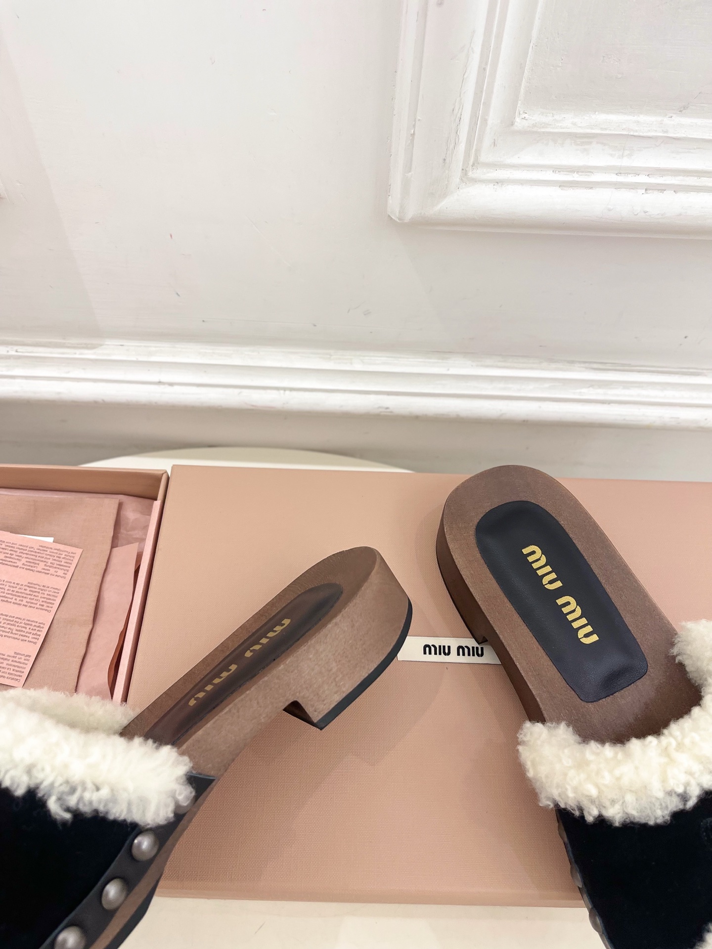 Miu Miu | 缪缪 25𝐬𝐬🖤2025早春新品 专柜主打最新秀款 经典字母木底毛毛拖鞋 火爆上新！