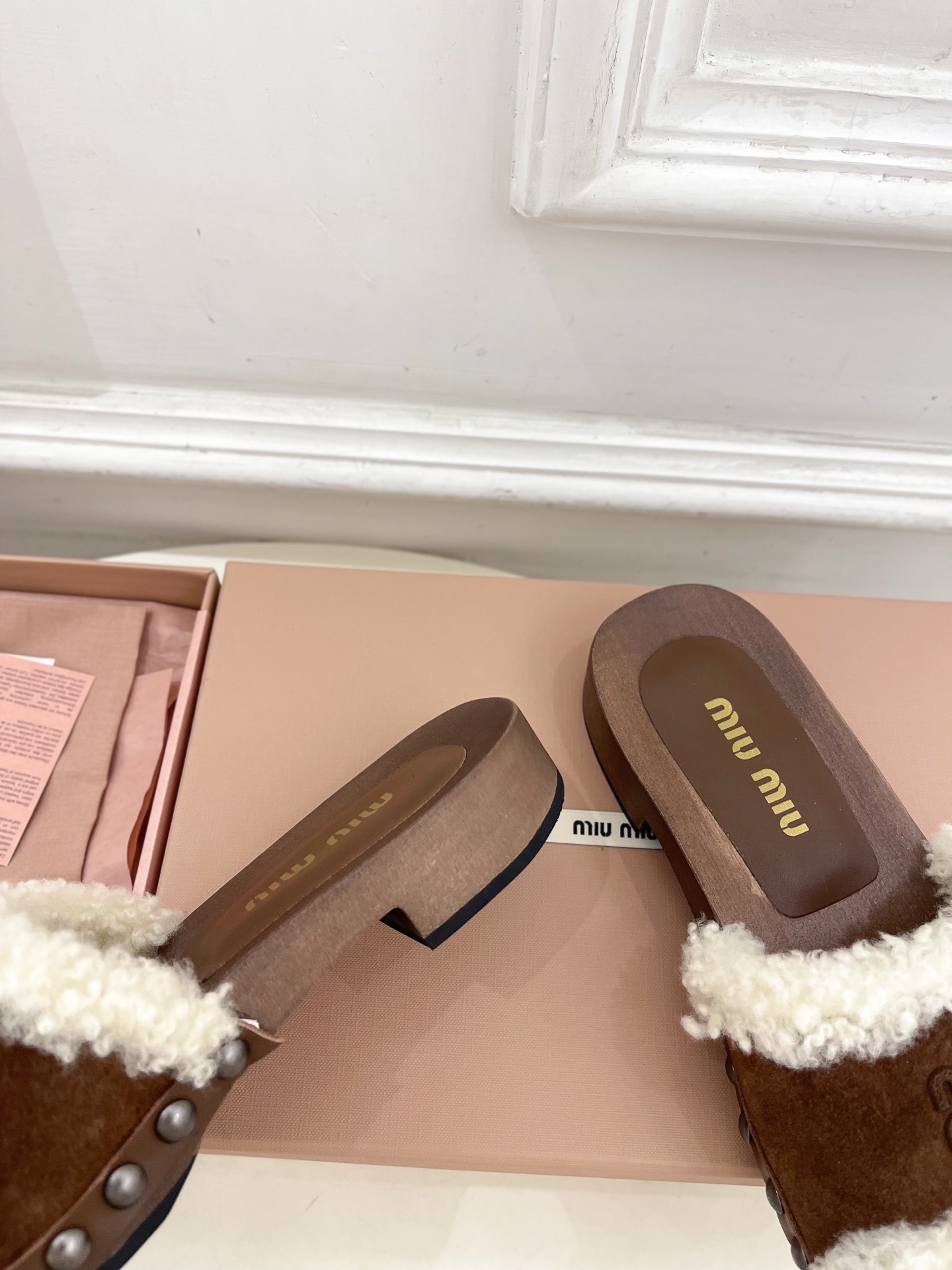 Miu Miu | 缪缪 25𝐬𝐬🖤2025早春新品 专柜主打最新秀款 经典字母木底毛毛拖鞋 火爆上新！