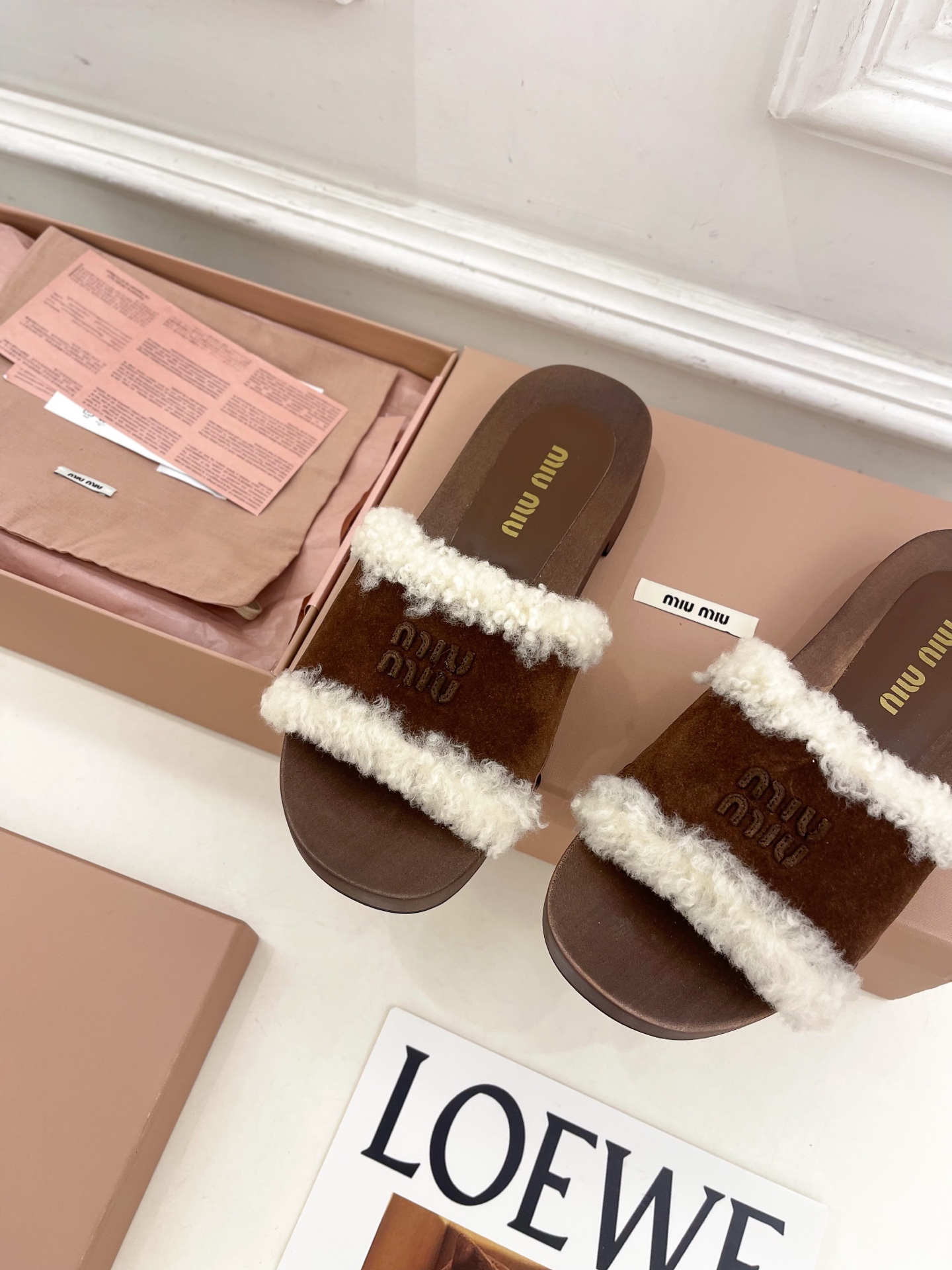 Miu Miu | 缪缪 25𝐬𝐬🖤2025早春新品 专柜主打最新秀款 经典字母木底毛毛拖鞋 火爆上新！