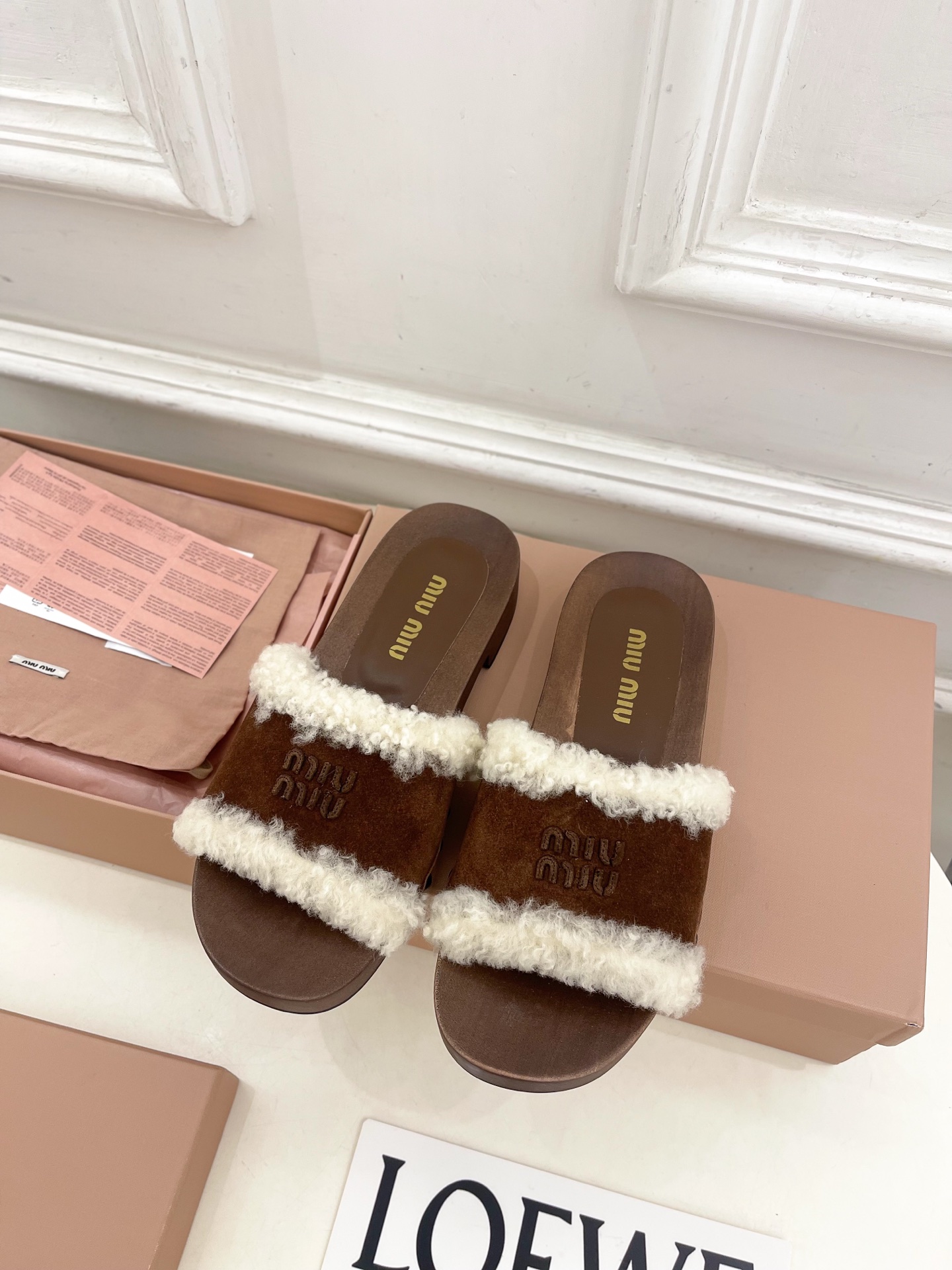 Miu Miu | 缪缪 25𝐬𝐬🖤2025早春新品 专柜主打最新秀款 经典字母木底毛毛拖鞋 火爆上新！