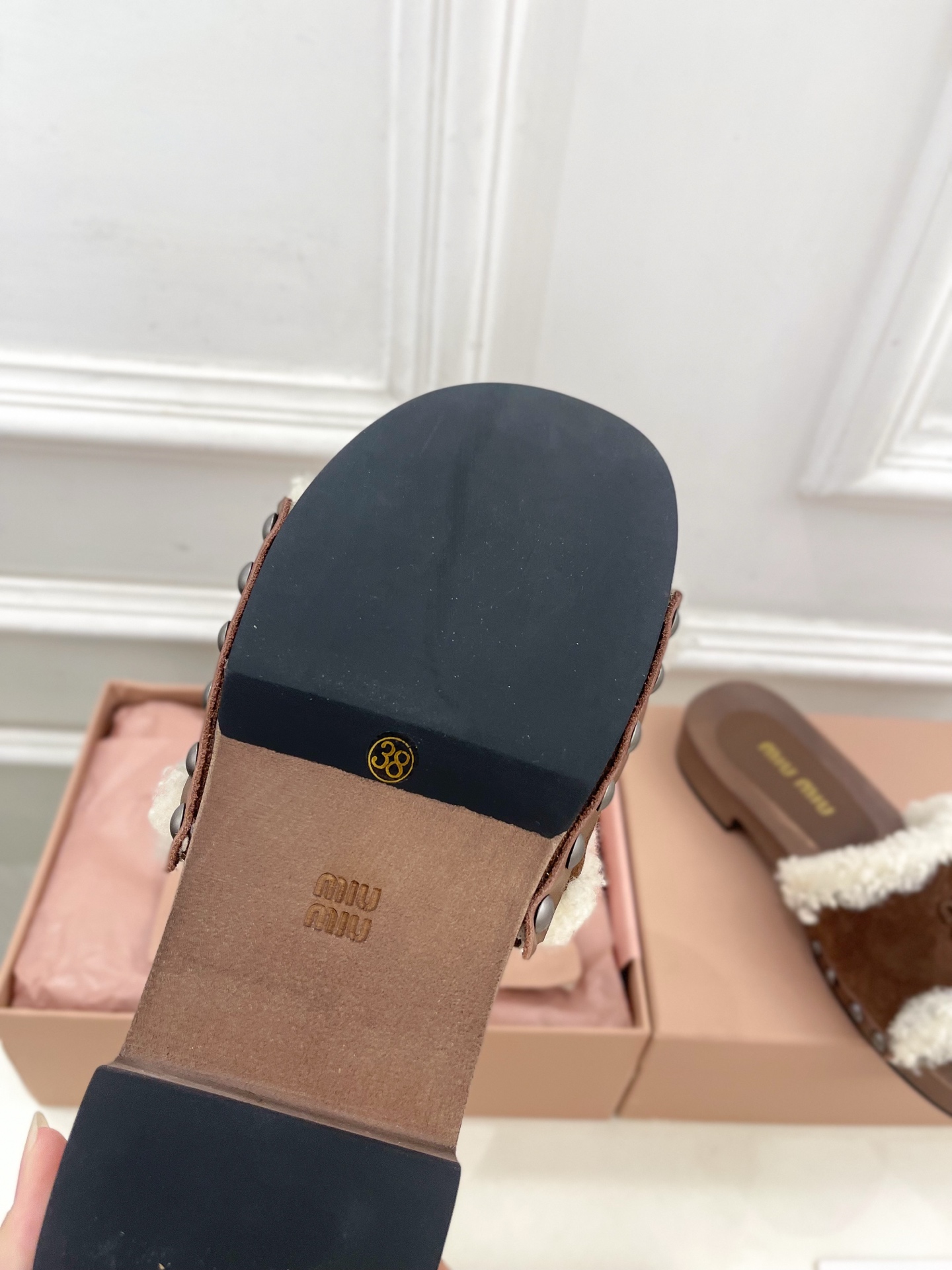 Miu Miu | 缪缪 25𝐬𝐬🖤2025早春新品 专柜主打最新秀款 经典字母木底毛毛拖鞋 火爆上新！
