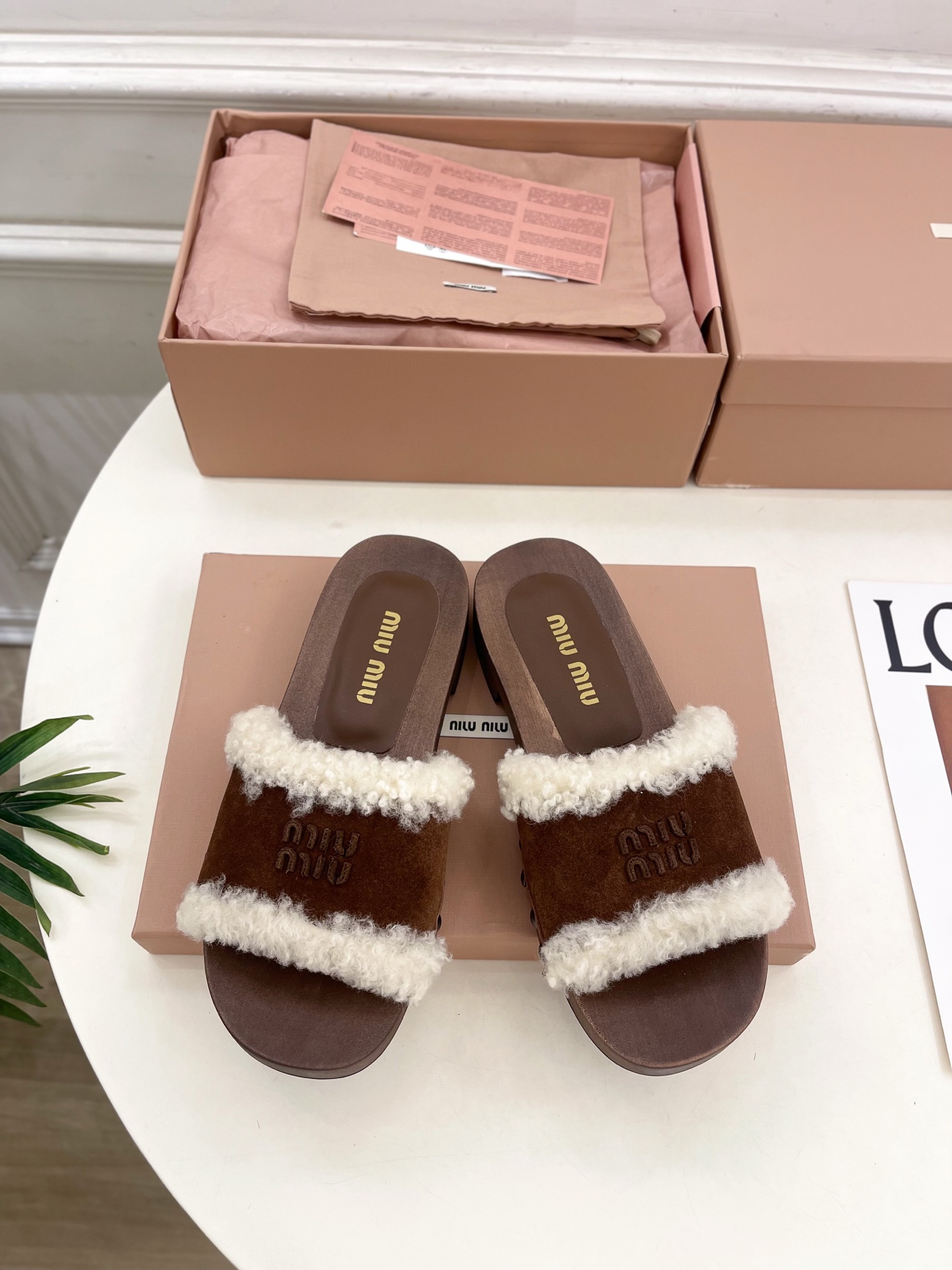 Miu Miu | 缪缪 25𝐬𝐬🖤2025早春新品 专柜主打最新秀款 经典字母木底毛毛拖鞋 火爆上新！