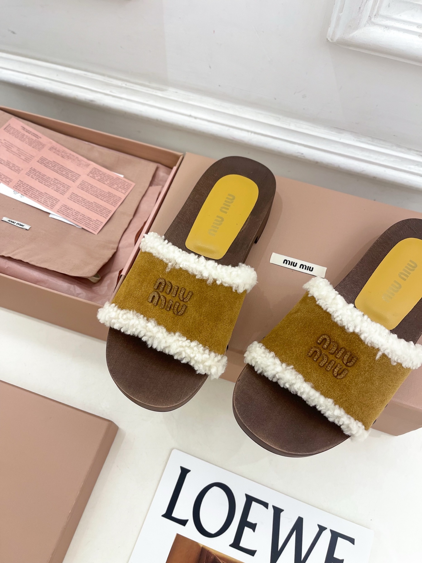 Miu Miu | 缪缪 25𝐬𝐬🖤2025早春新品 专柜主打最新秀款 经典字母木底毛毛拖鞋 火爆上新！
