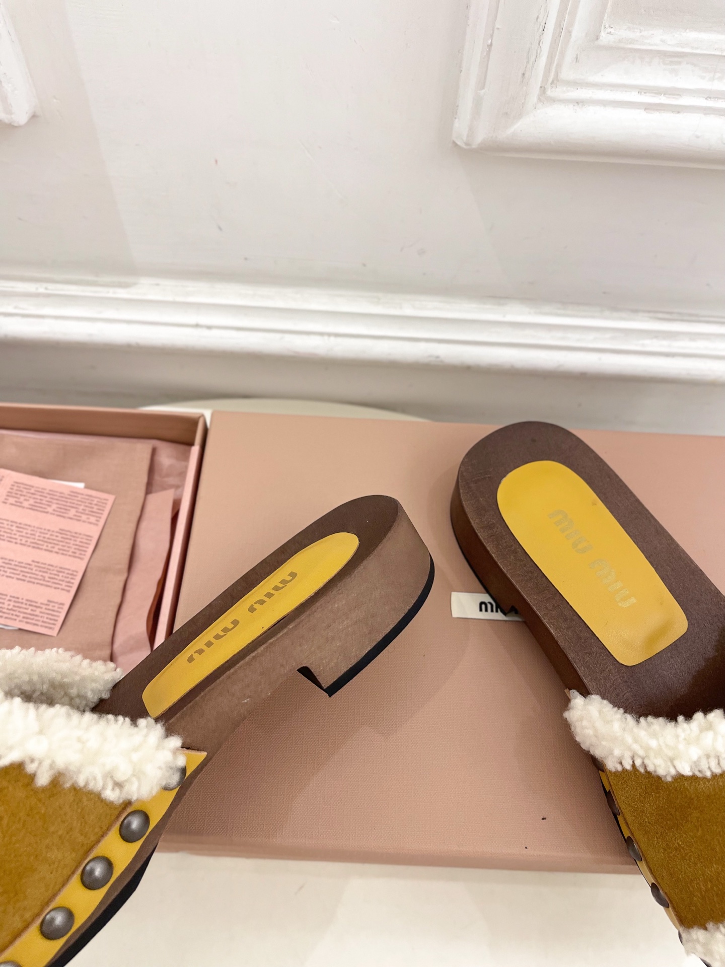Miu Miu | 缪缪 25𝐬𝐬🖤2025早春新品 专柜主打最新秀款 经典字母木底毛毛拖鞋 火爆上新！