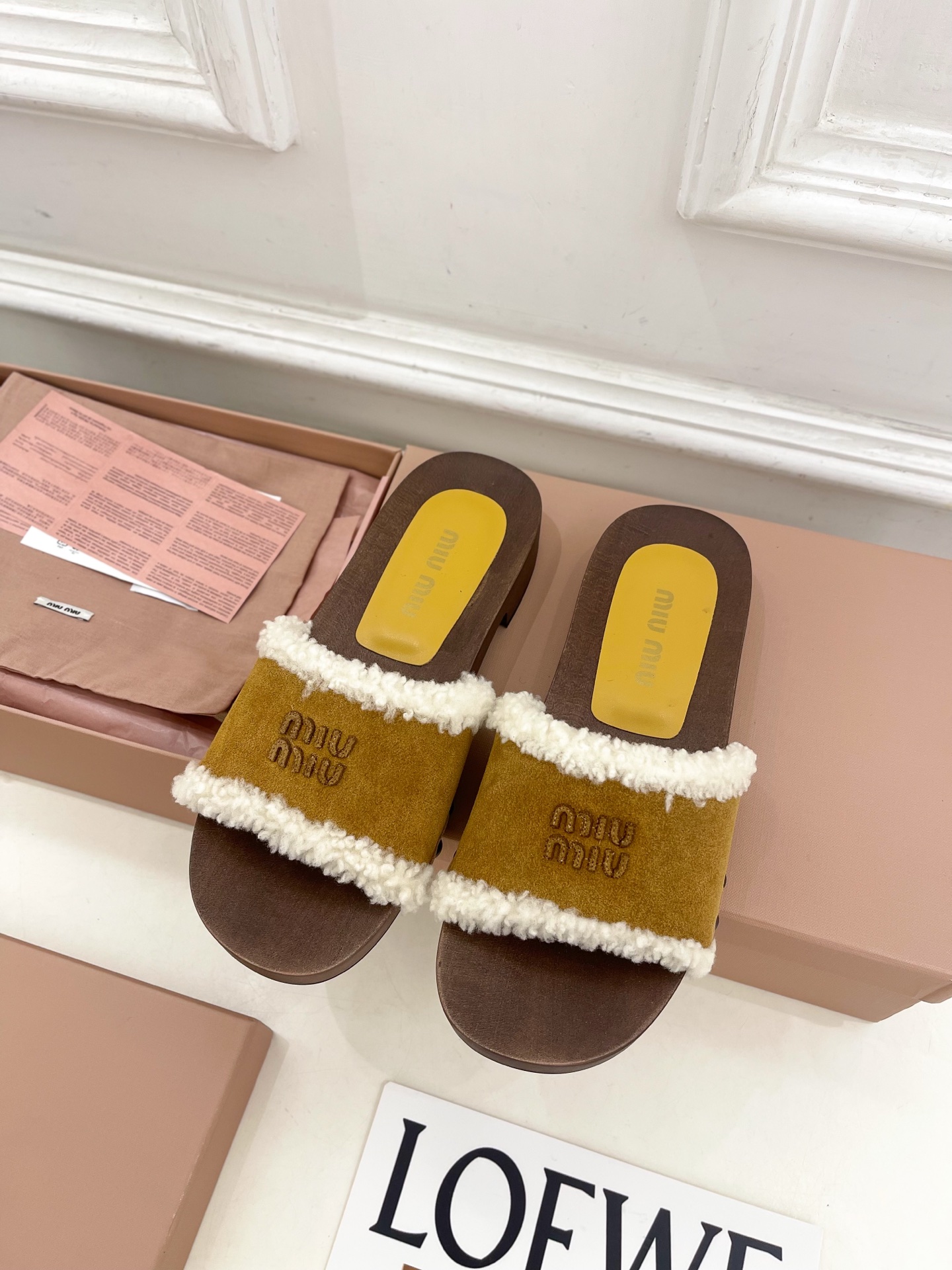 Miu Miu | 缪缪 25𝐬𝐬🖤2025早春新品 专柜主打最新秀款 经典字母木底毛毛拖鞋 火爆上新！