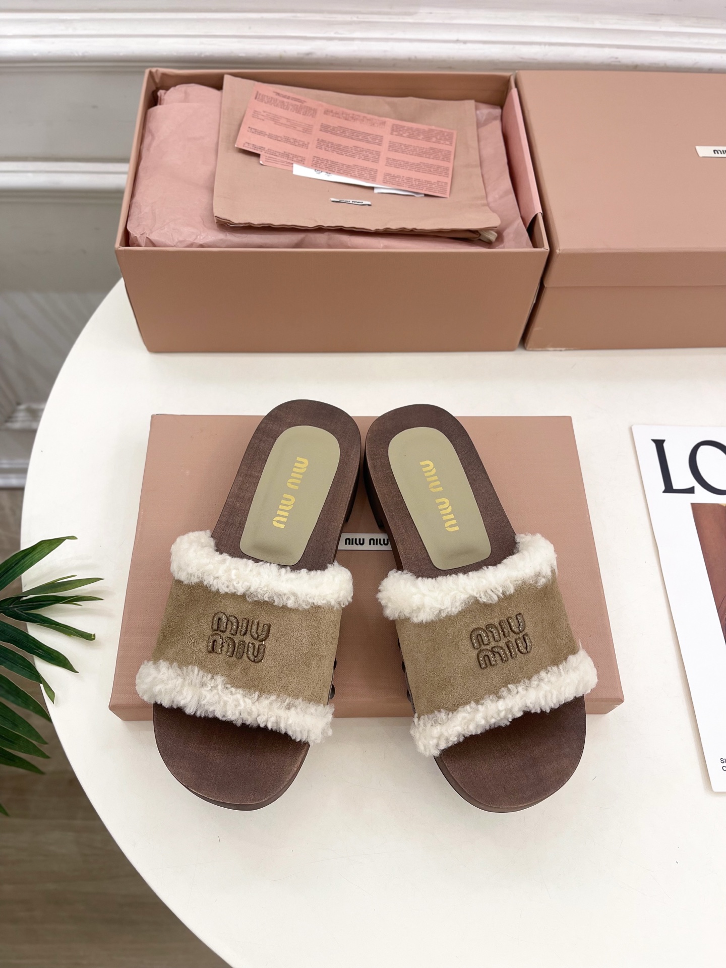 Miu Miu | 缪缪 25𝐬𝐬🖤2025早春新品 专柜主打最新秀款 经典字母木底毛毛拖鞋 火爆上新！