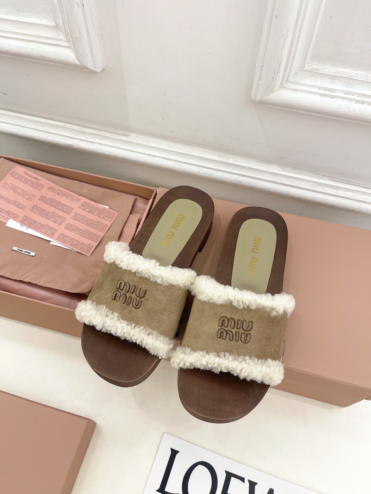 Miu Miu | 缪缪 25𝐬𝐬🖤2025早春新品 专柜主打最新秀款 经典字母木底毛毛拖鞋 火爆上新！