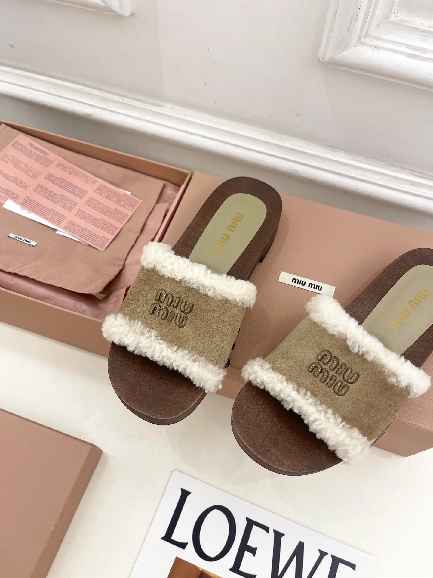 Miu Miu | 缪缪 25𝐬𝐬🖤2025早春新品 专柜主打最新秀款 经典字母木底毛毛拖鞋 火爆上新！