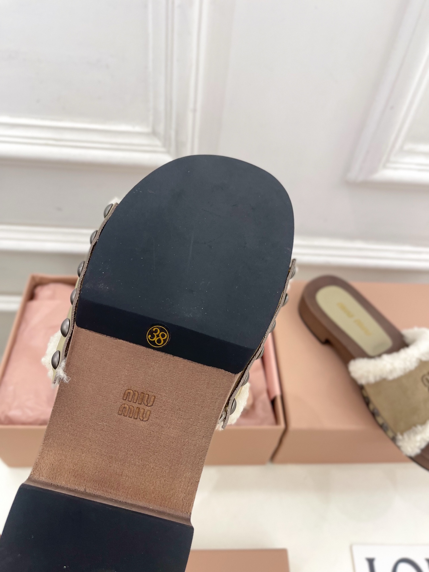 Miu Miu | 缪缪 25𝐬𝐬🖤2025早春新品 专柜主打最新秀款 经典字母木底毛毛拖鞋 火爆上新！