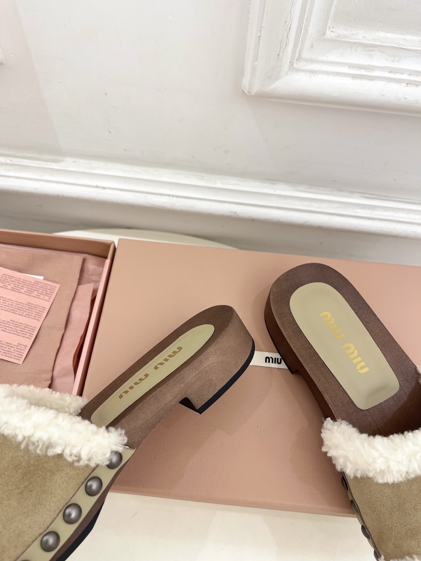 Miu Miu | 缪缪 25𝐬𝐬🖤2025早春新品 专柜主打最新秀款 经典字母木底毛毛拖鞋 火爆上新！