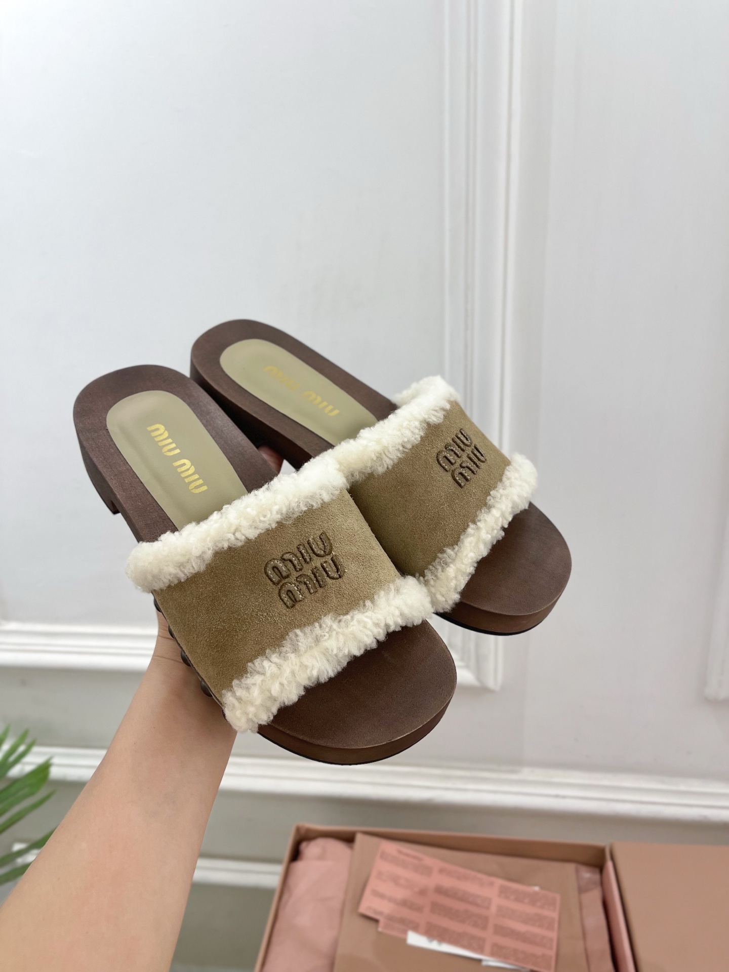 Miu Miu | 缪缪 25𝐬𝐬🖤2025早春新品 专柜主打最新秀款 经典字母木底毛毛拖鞋 火爆上新！