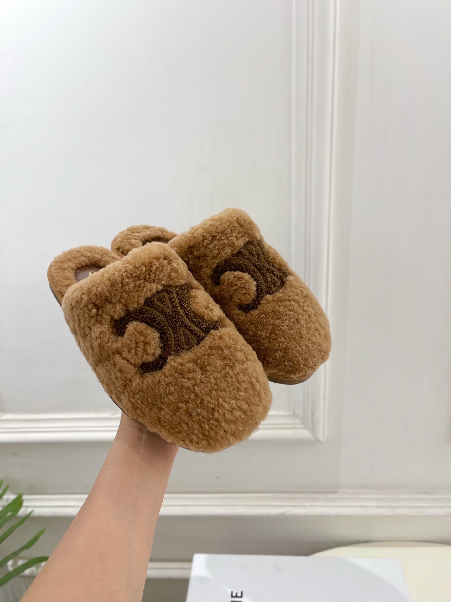 CELINE | 赛琳 25𝐬𝐬 💛2025秋冬新品 凯旋门平底毛毛半拖鞋上新！🔜BS 这一季的赛琳真的