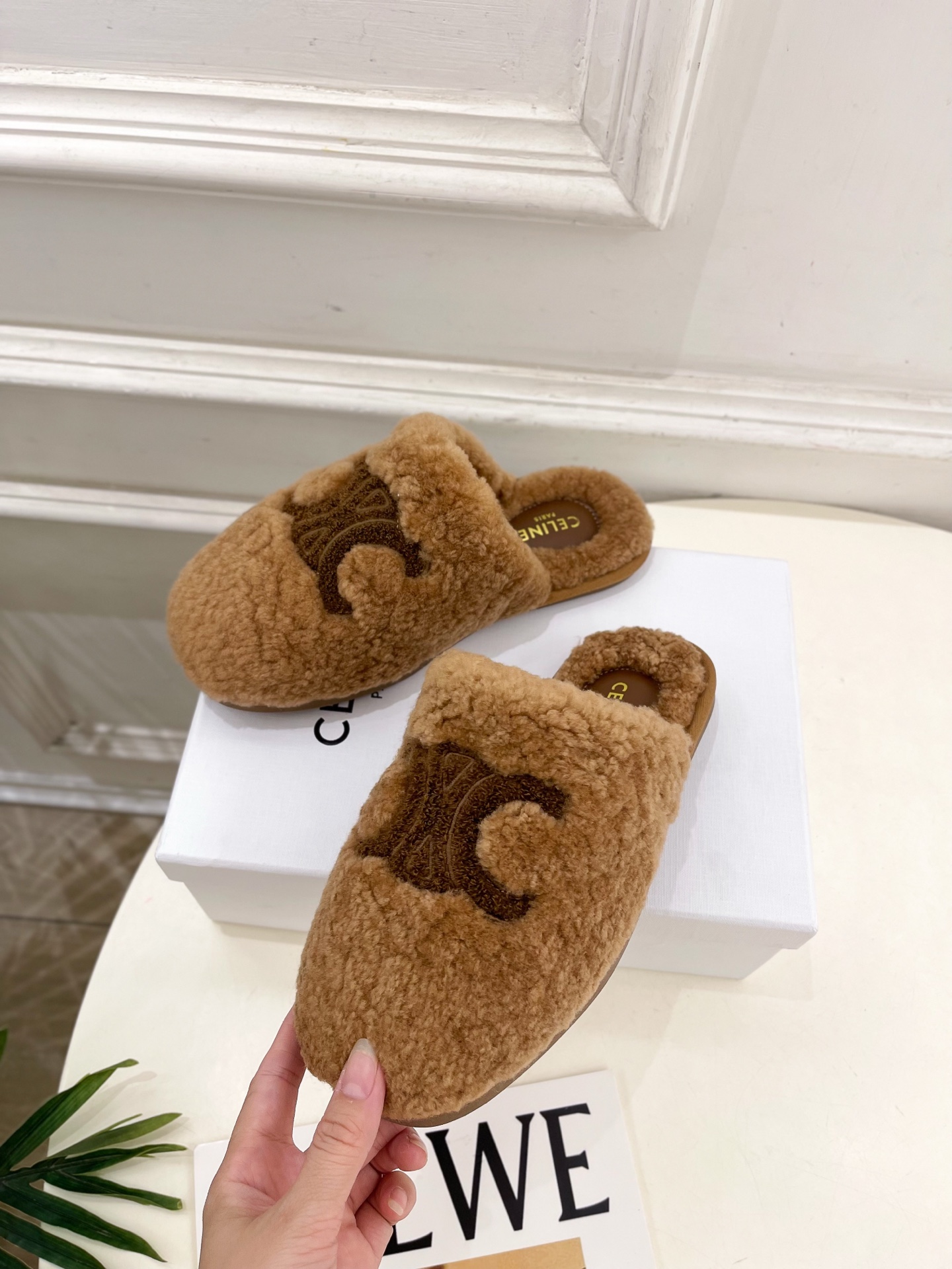 CELINE | 赛琳 25𝐬𝐬 💛2025秋冬新品 凯旋门平底毛毛半拖鞋上新！🔜BS 这一季的赛琳真的